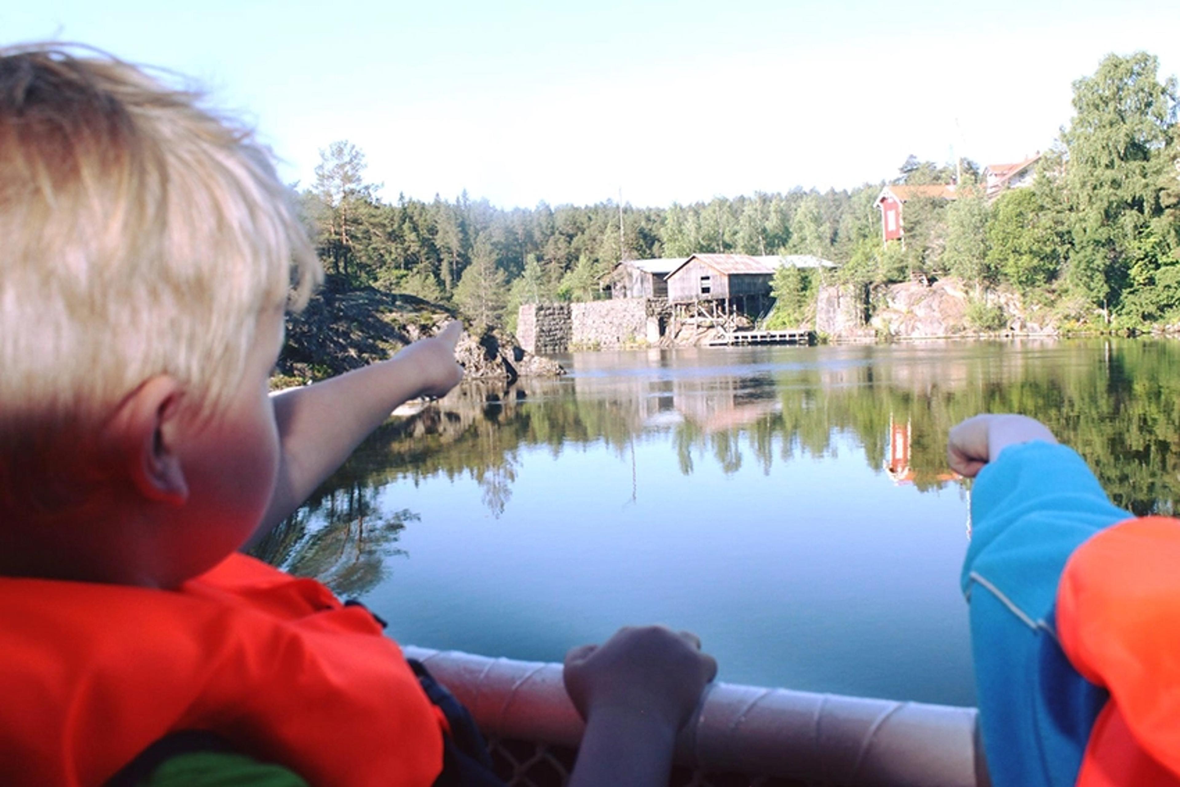 Natur- og friluftsopplevelse i barnehagen. Barn i Espira Kulturstien på båttur.
