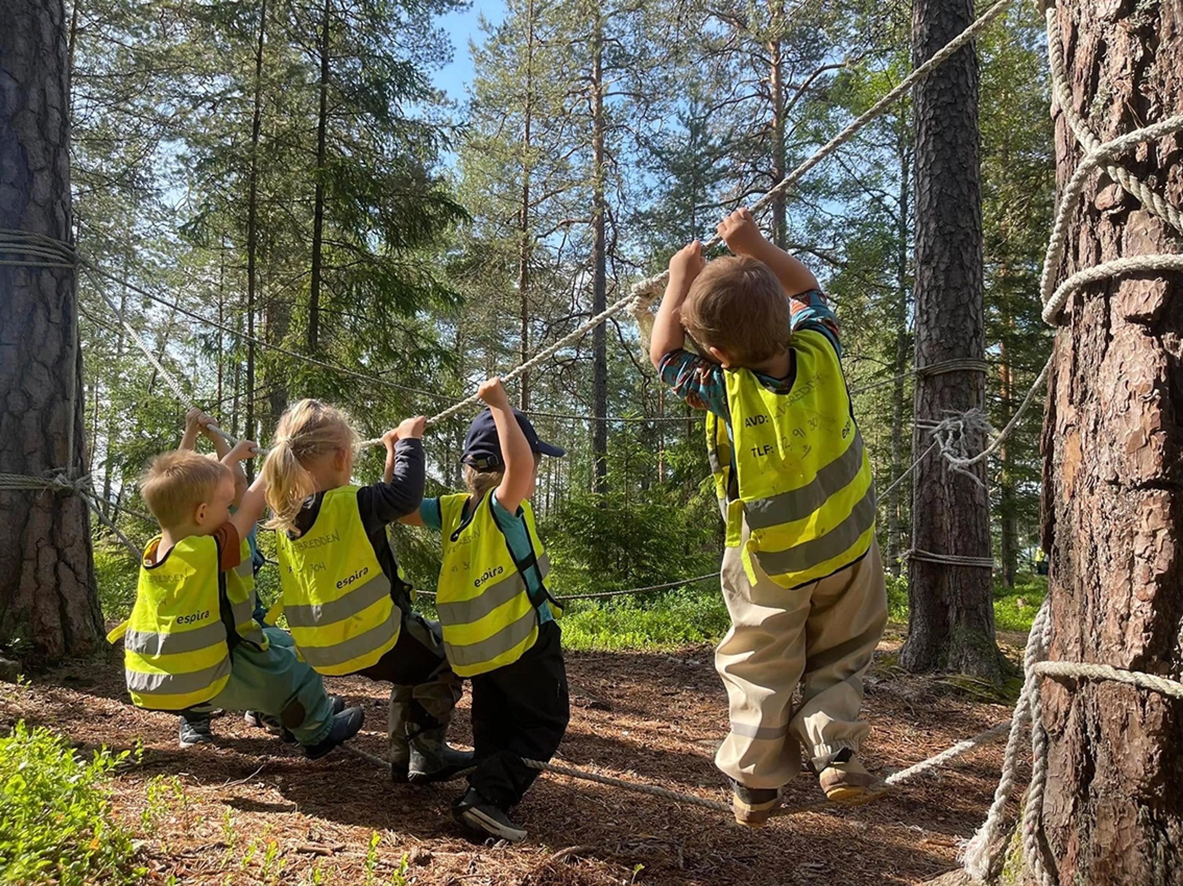 Barn på tur som leker sammen i Espira Løvestad 