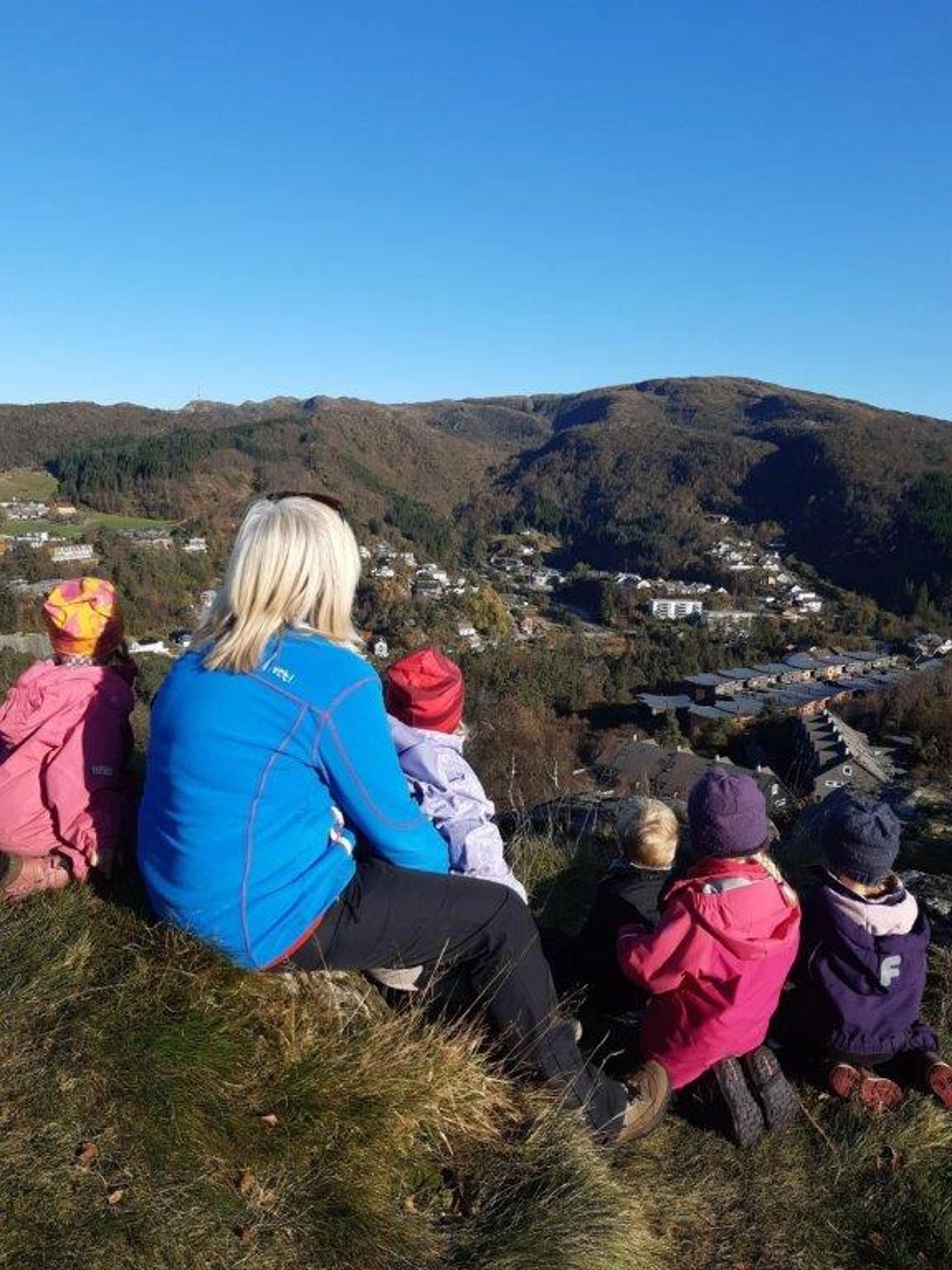 Barna i Espira Helldalsåsen på tur