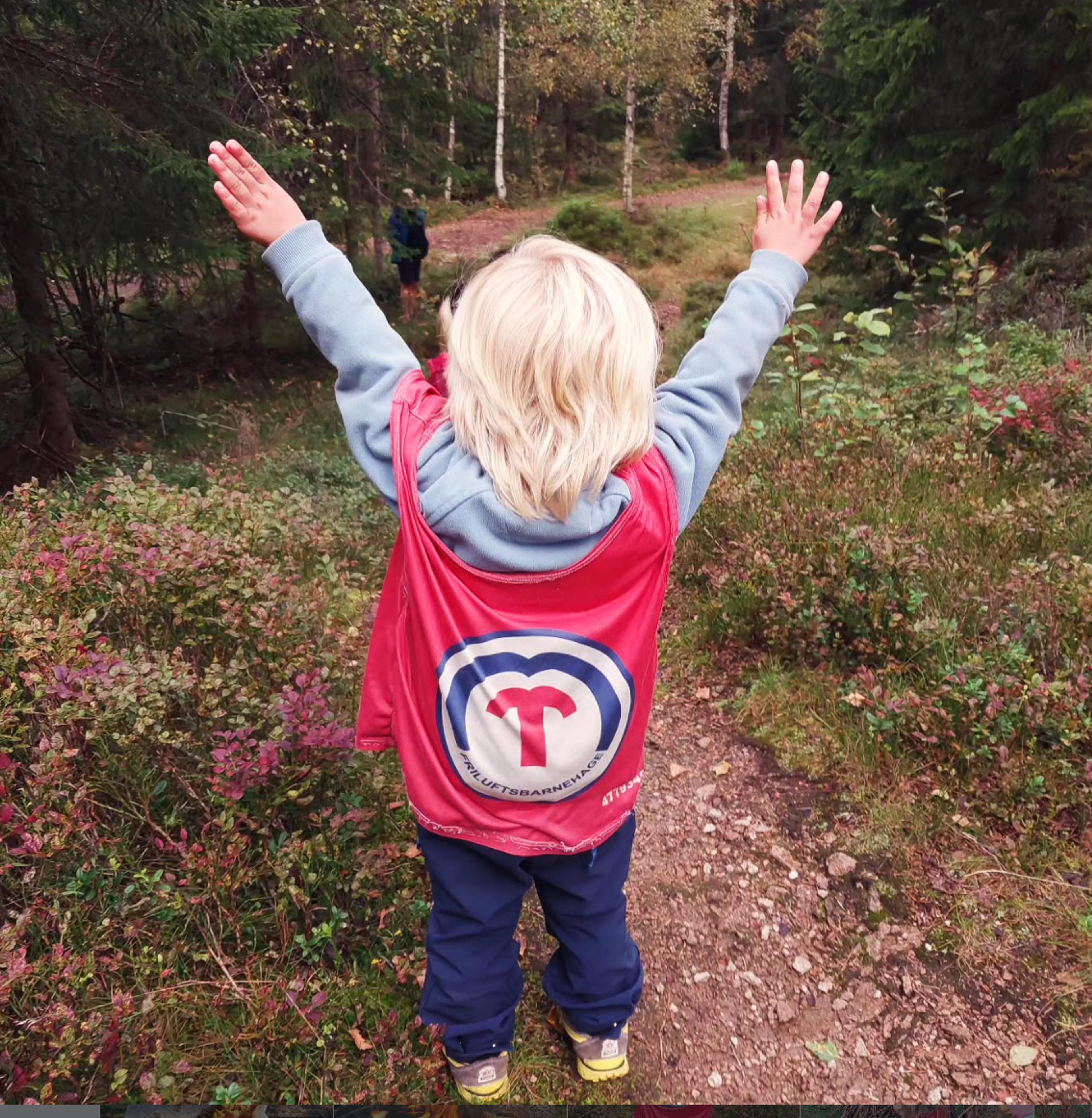 Barn i skogen ved Tomm Murstad friluftsbarnehage