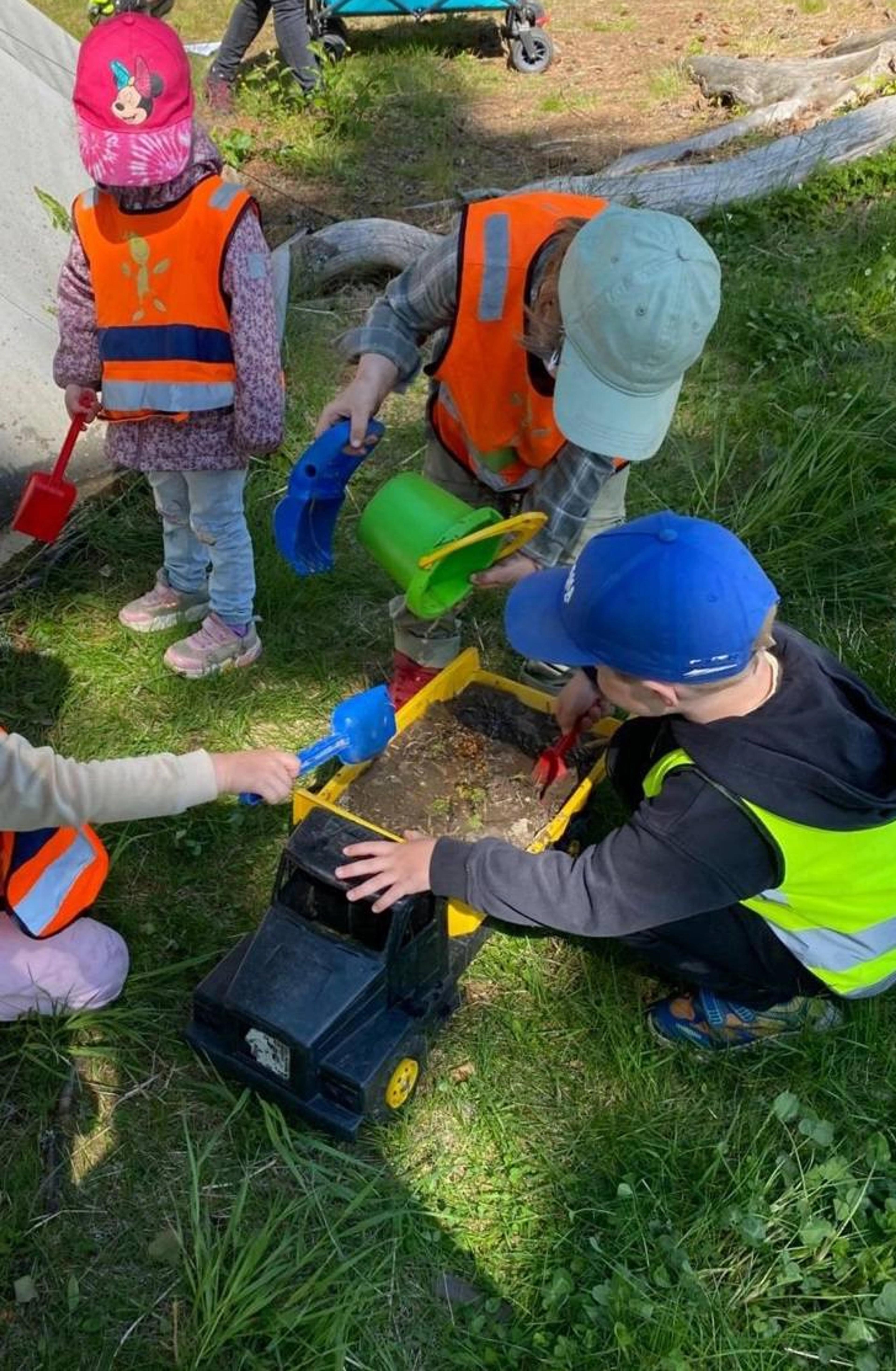 Barn som leker sammen på uteområdet til Espira Opaker