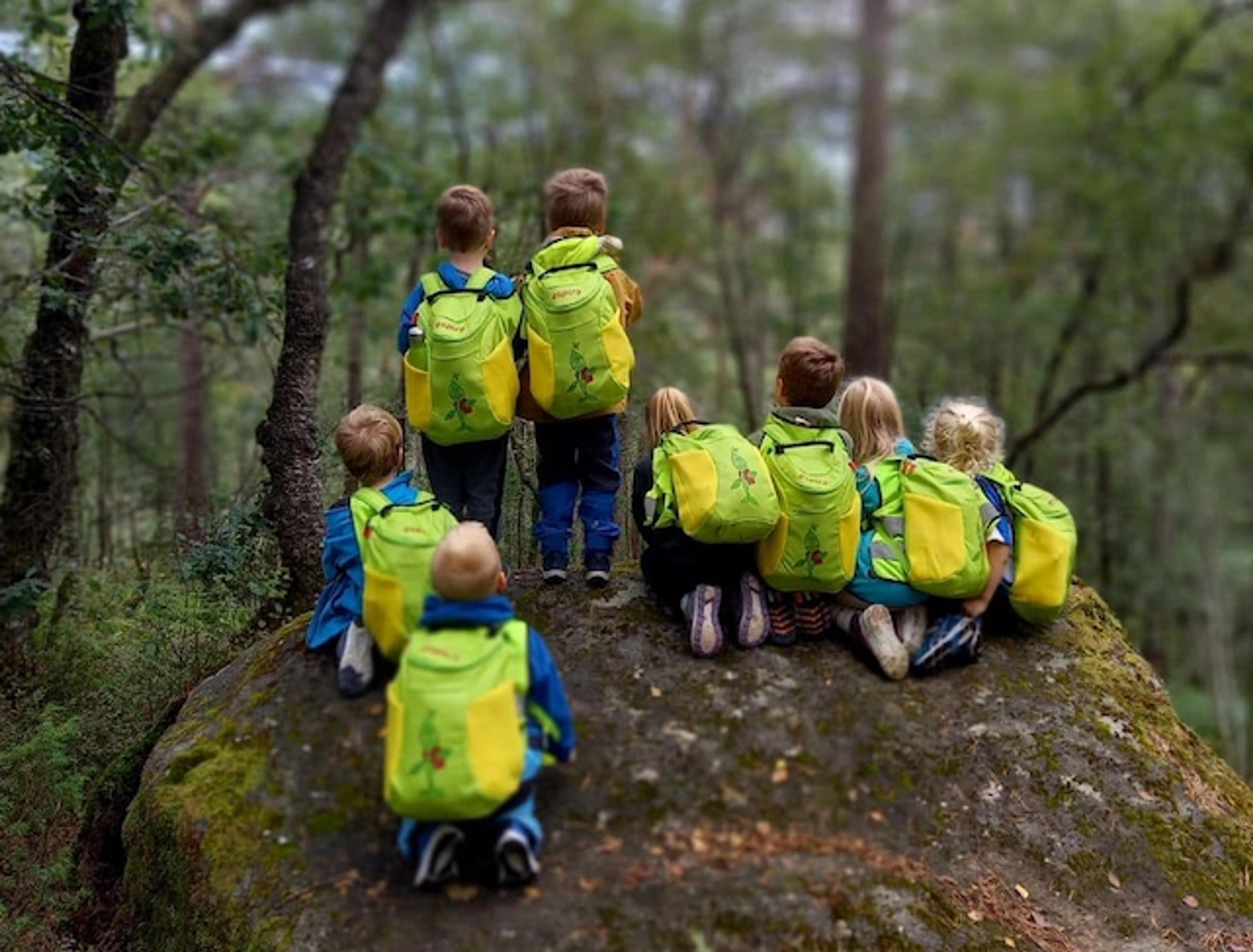 Barn i Espira Eventyrskogen på skogstur med Espirasekk