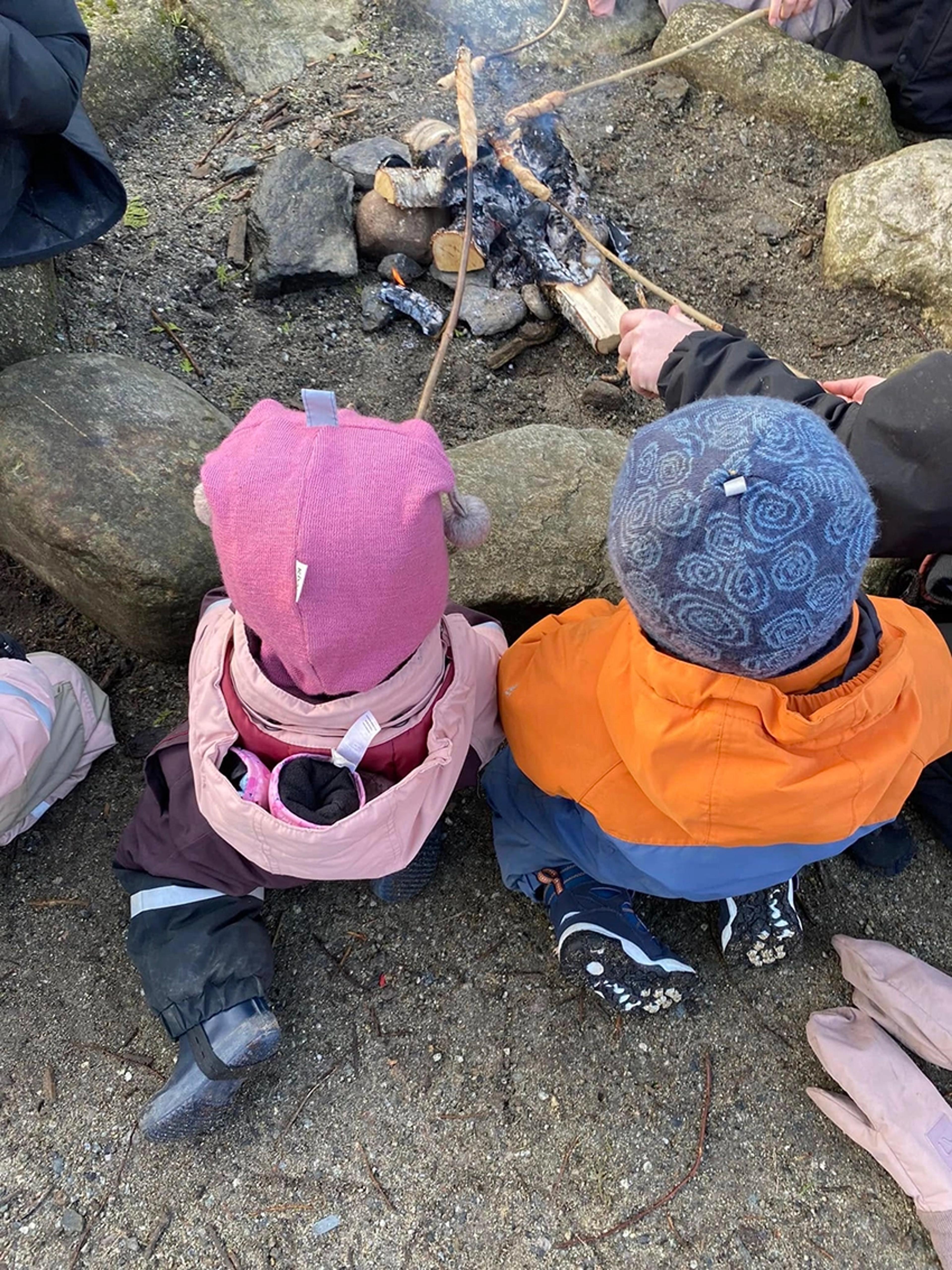 Barn som lager mat på bål i Espira Skjeraberget
