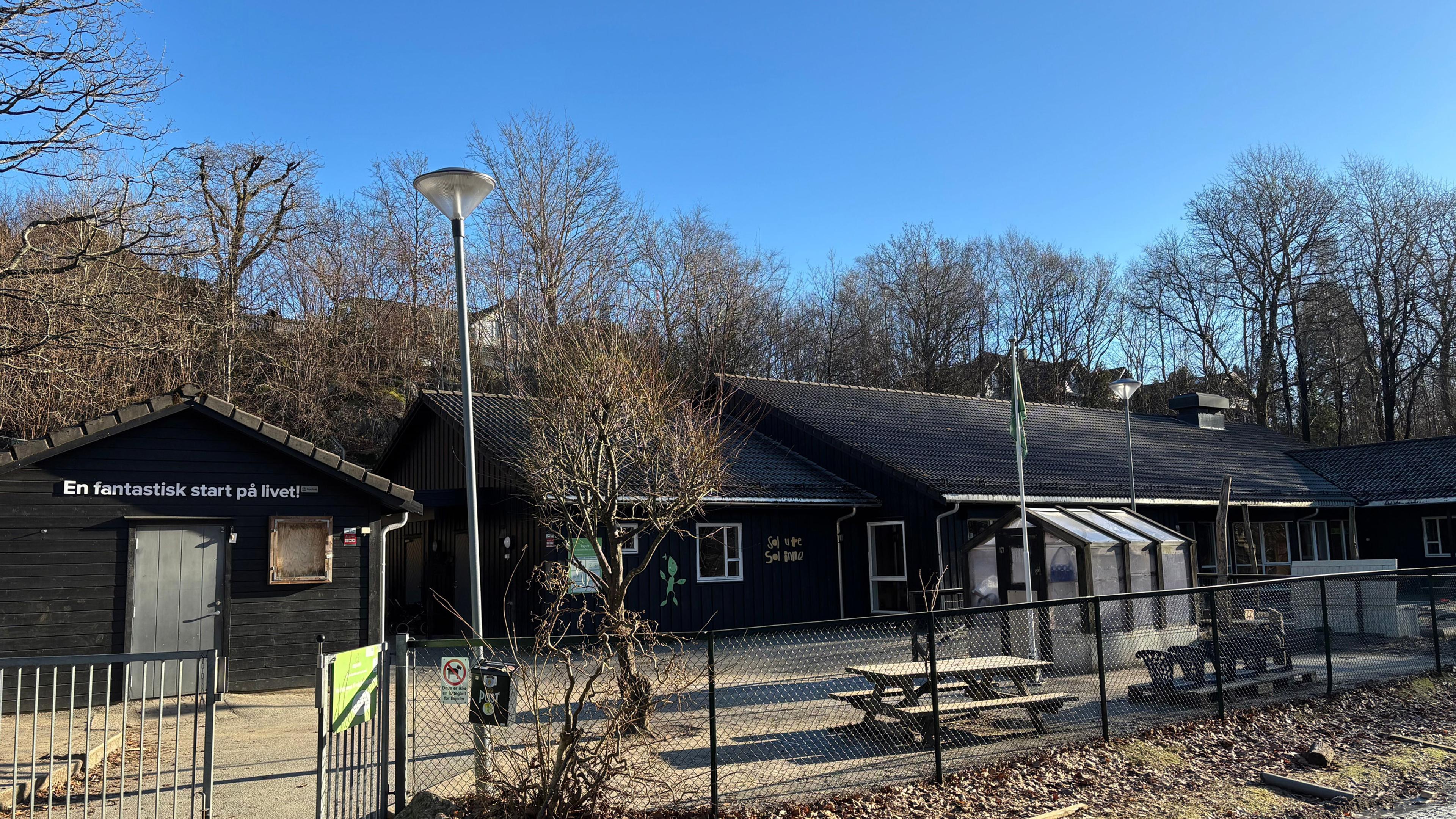 Espira Eikenøtta Naturbarnehage i Sandnes kommune - fasade og port- Velkommen inn!