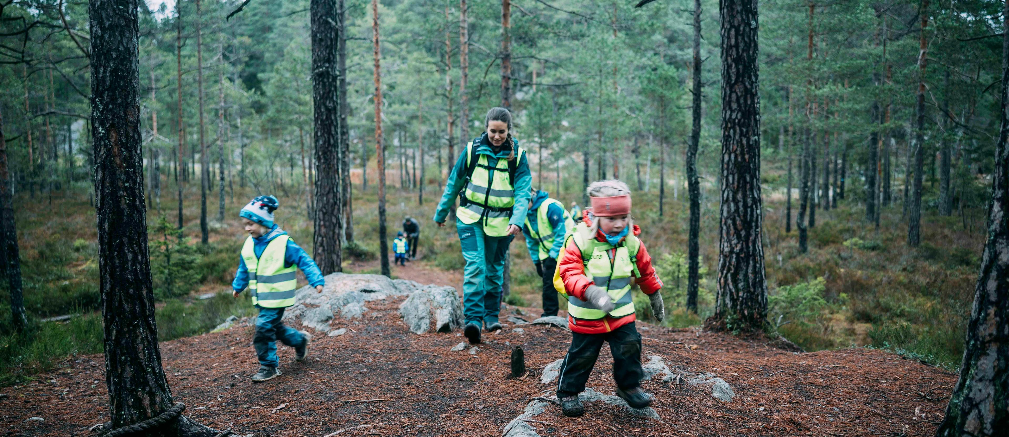 Barn på tur i skogen