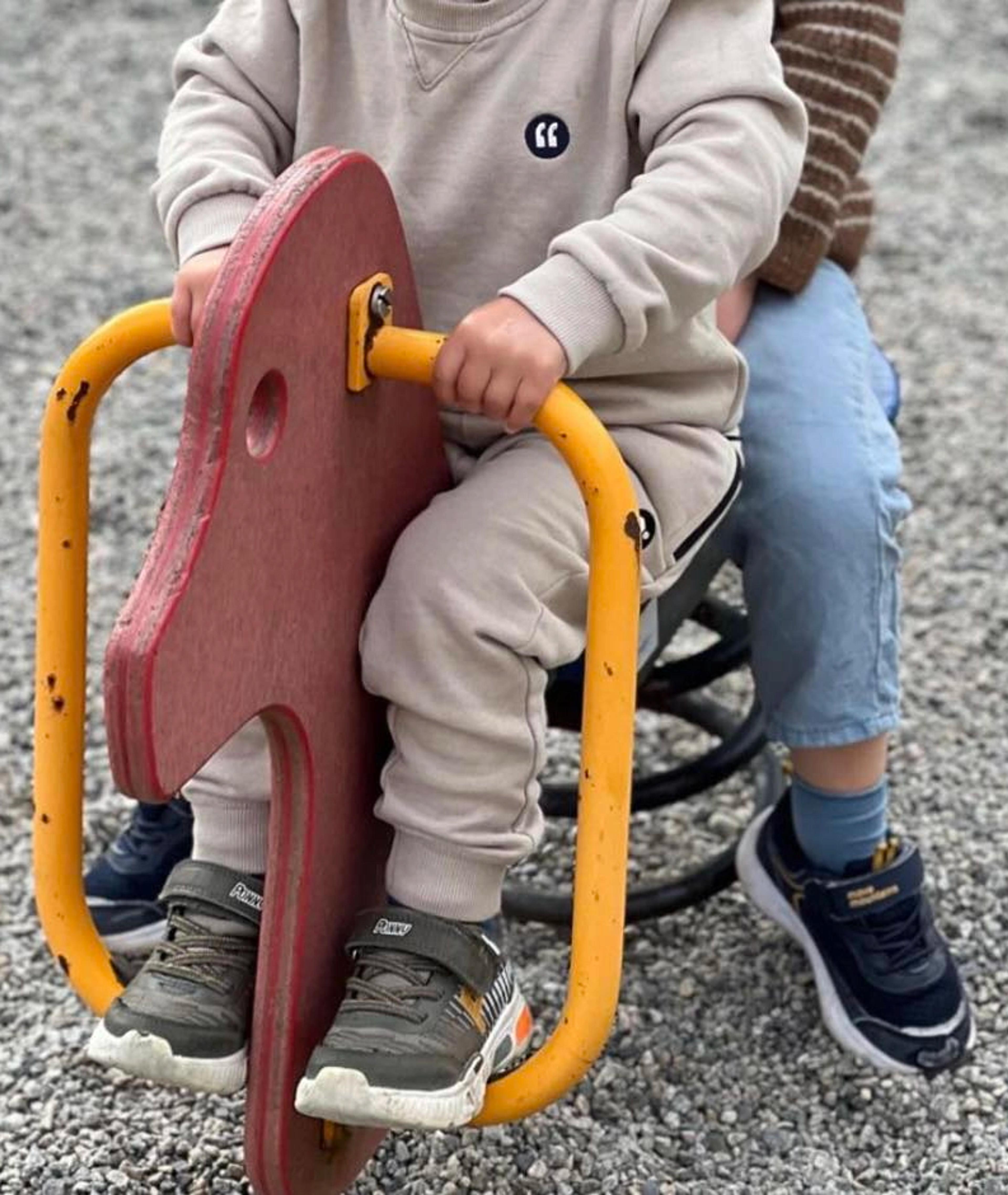 Barn som leker sammen på uteområdet til Espira Bjørgene