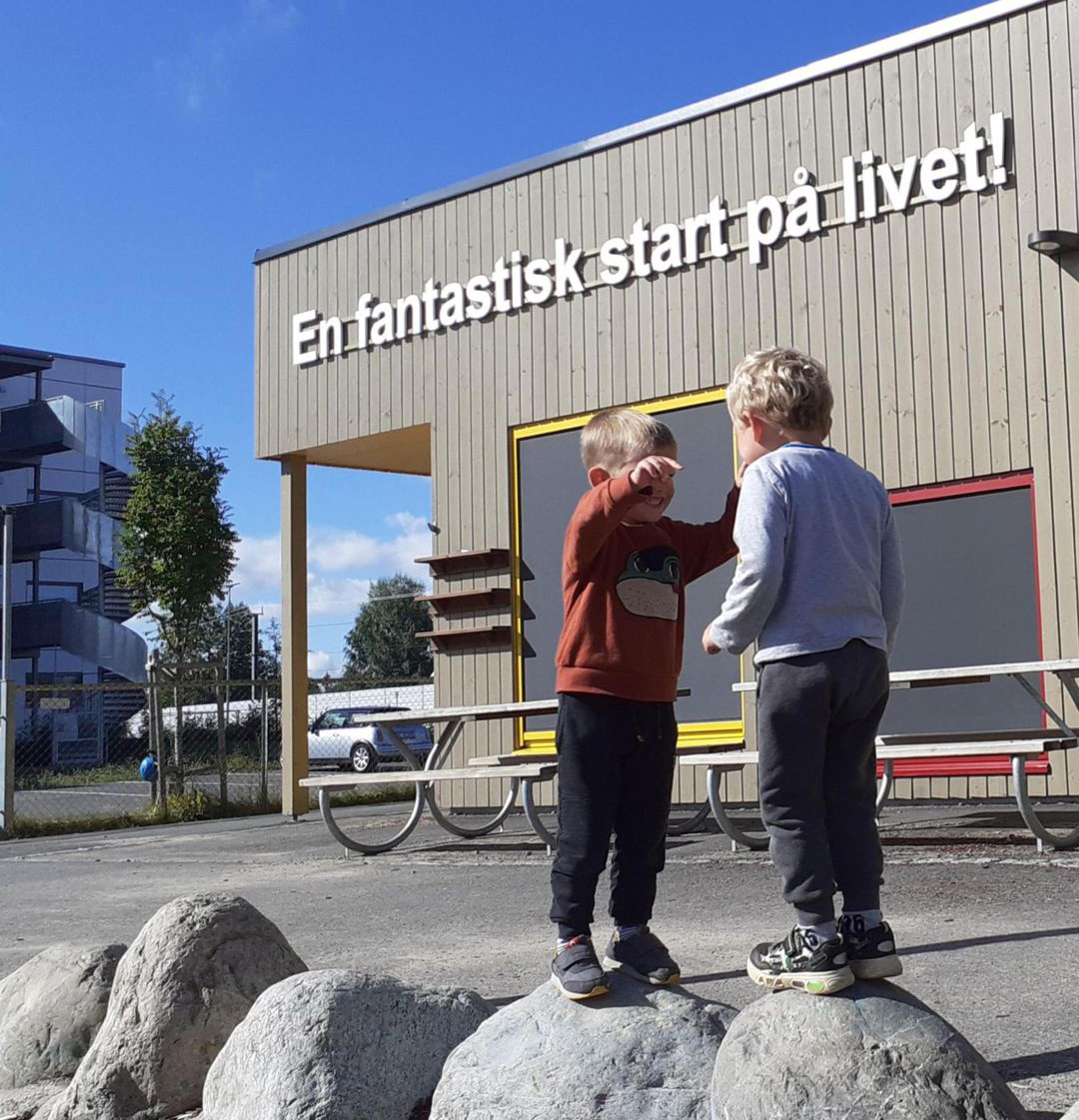 To gode venner leker på Espira Evangtunet