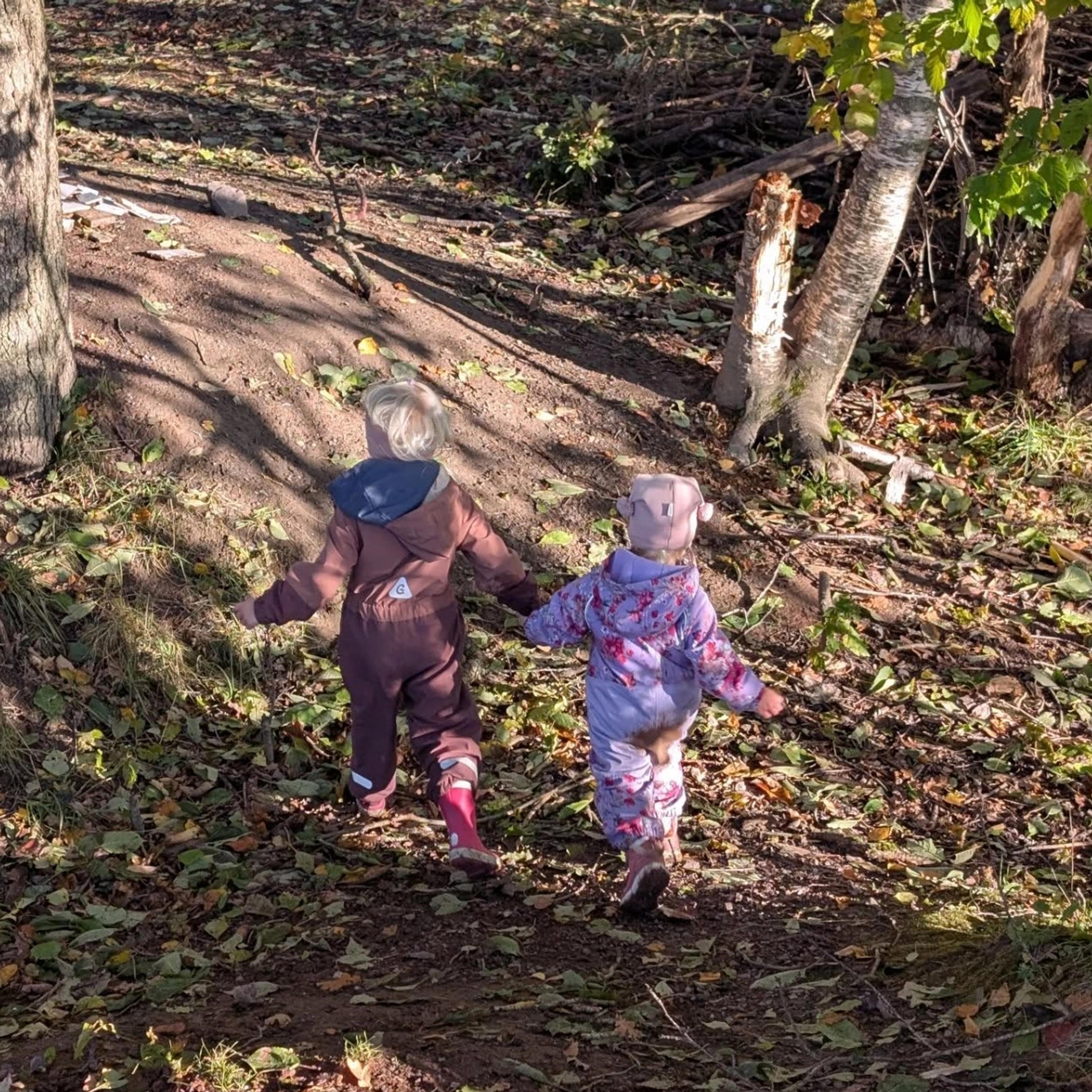 Barn så tur i skogen Espira Nykirke