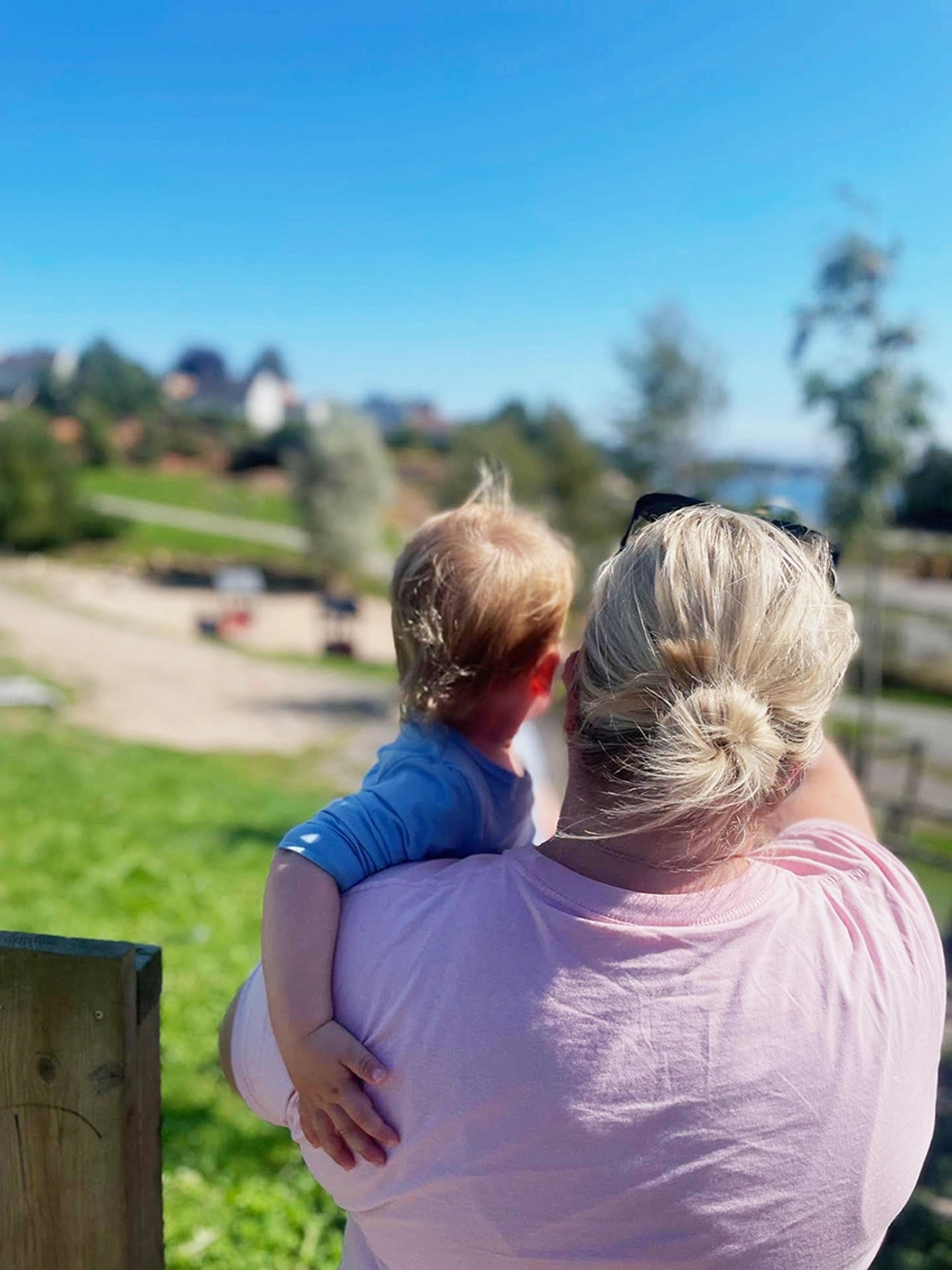 Barn i armene på ansatt i Espira Sangereidsåsen