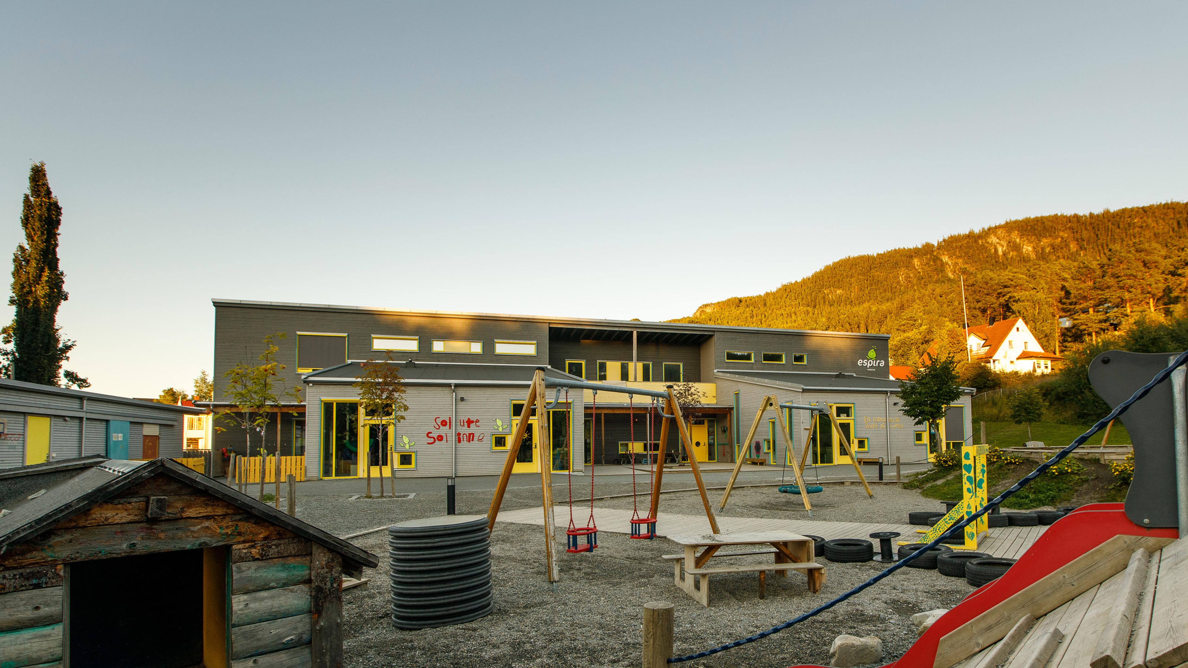 Espira Muruvik barnehage i Malvik sett utenfra med store lekearealer rundt, et romslig og trygt uteområde som legger til rette for lek, bevegelse og utforsking i naturnære omgivelser