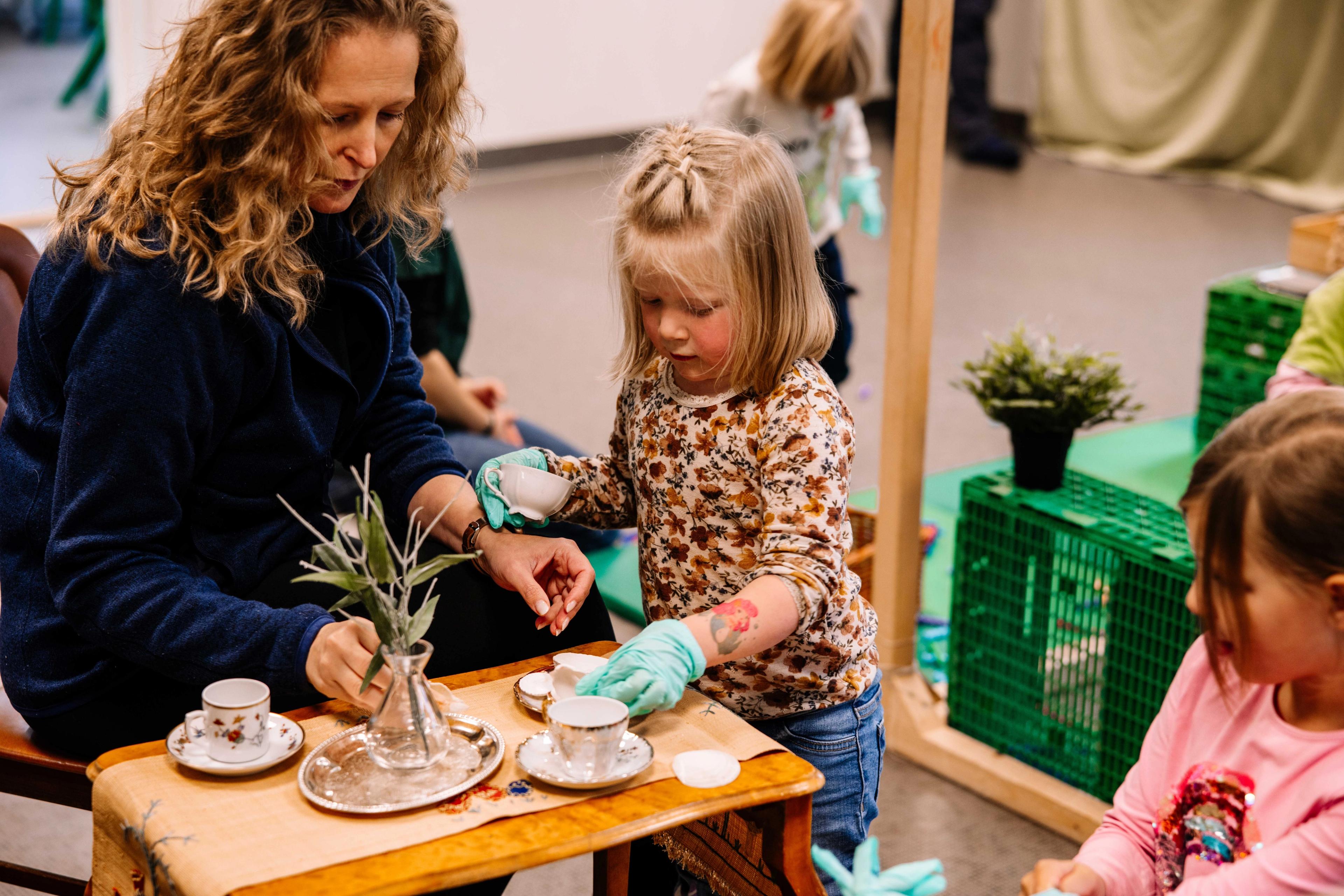 Ansatt i Espira som leker med barn i inspirerende lekemiljø