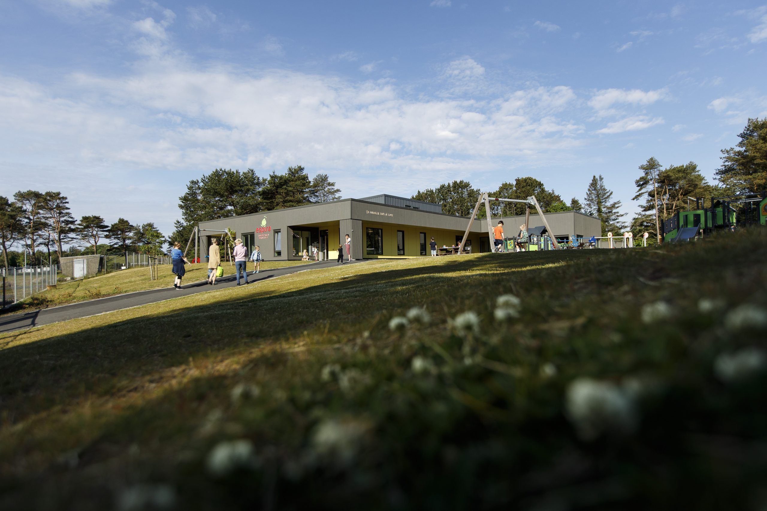 Uteområdet til Espira Husebyparken i Farsund barnehage – grått bygg med uteområde