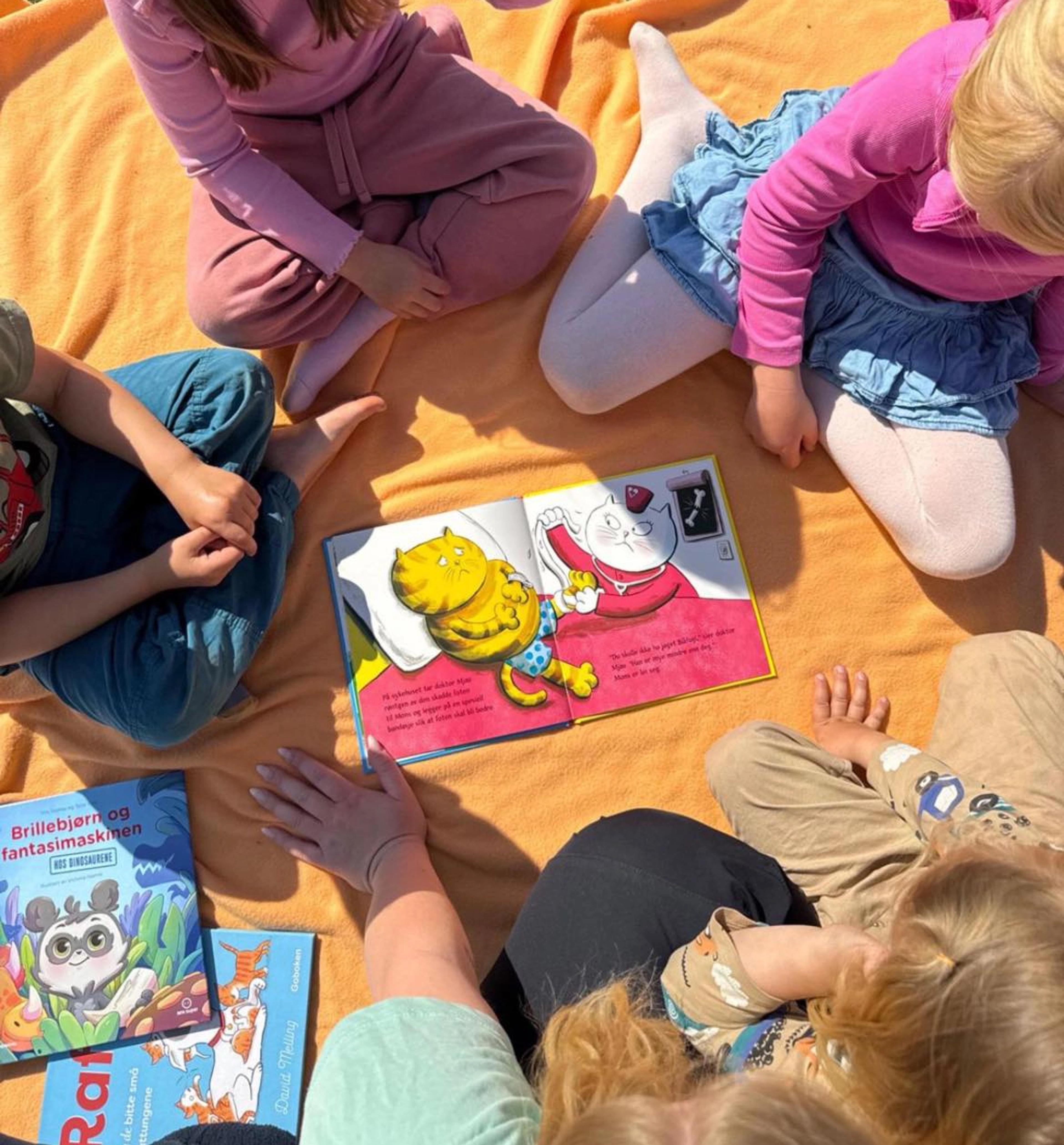 Barn som leser bok ute i Espira Fenstad