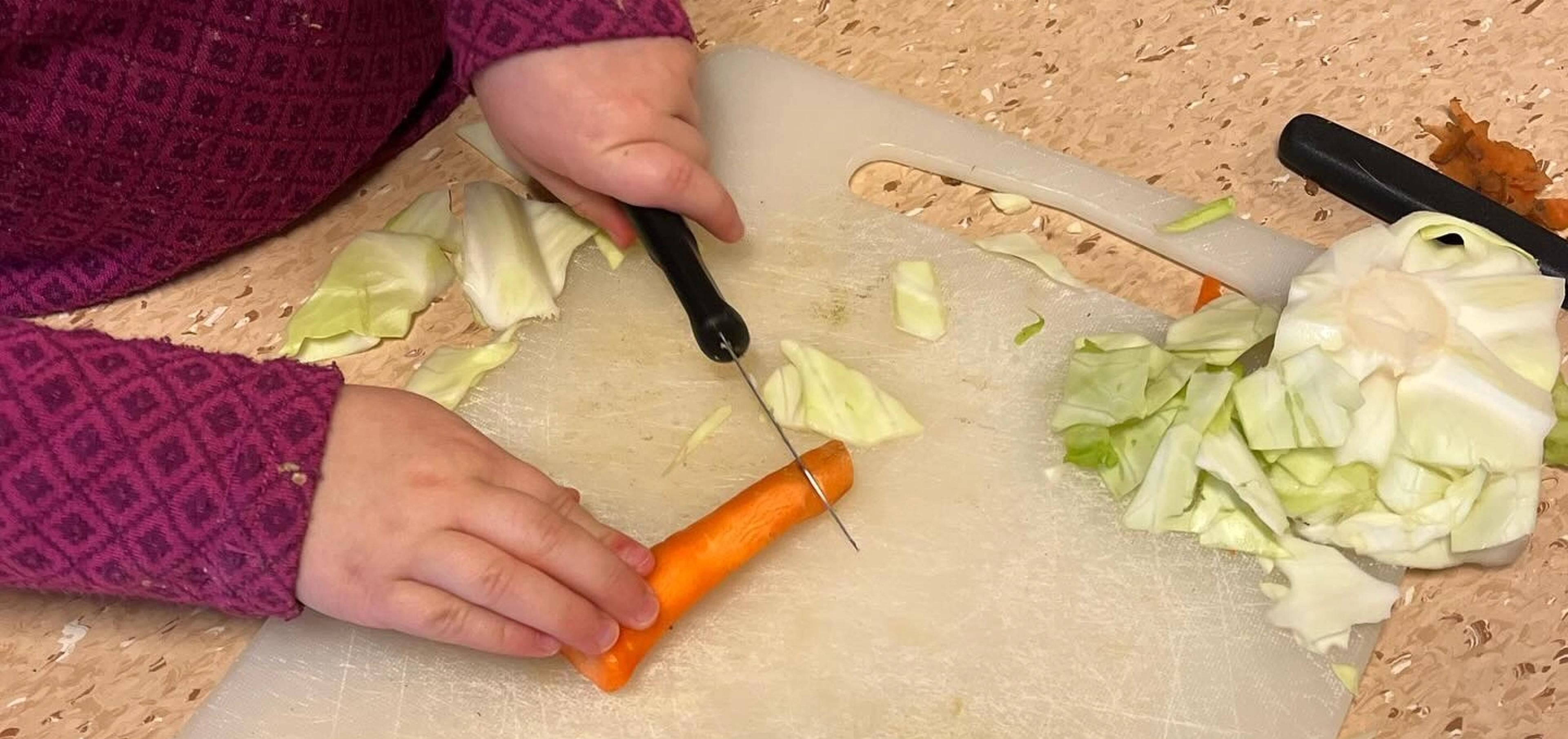 Barn som lager mat i Espira Høytorp Fort 