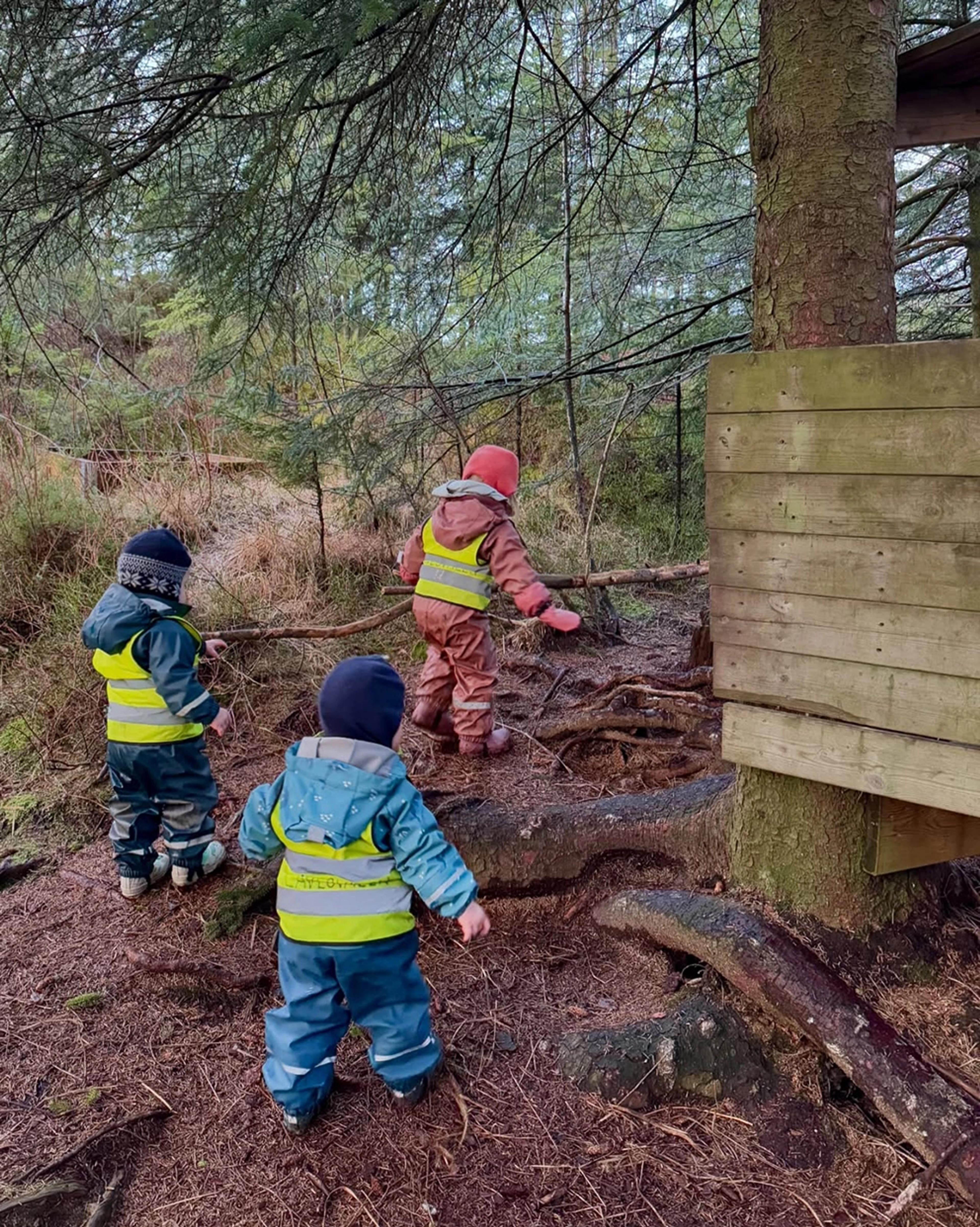 Barn på tur ved grillhytte i Espira Ulvenvatnet