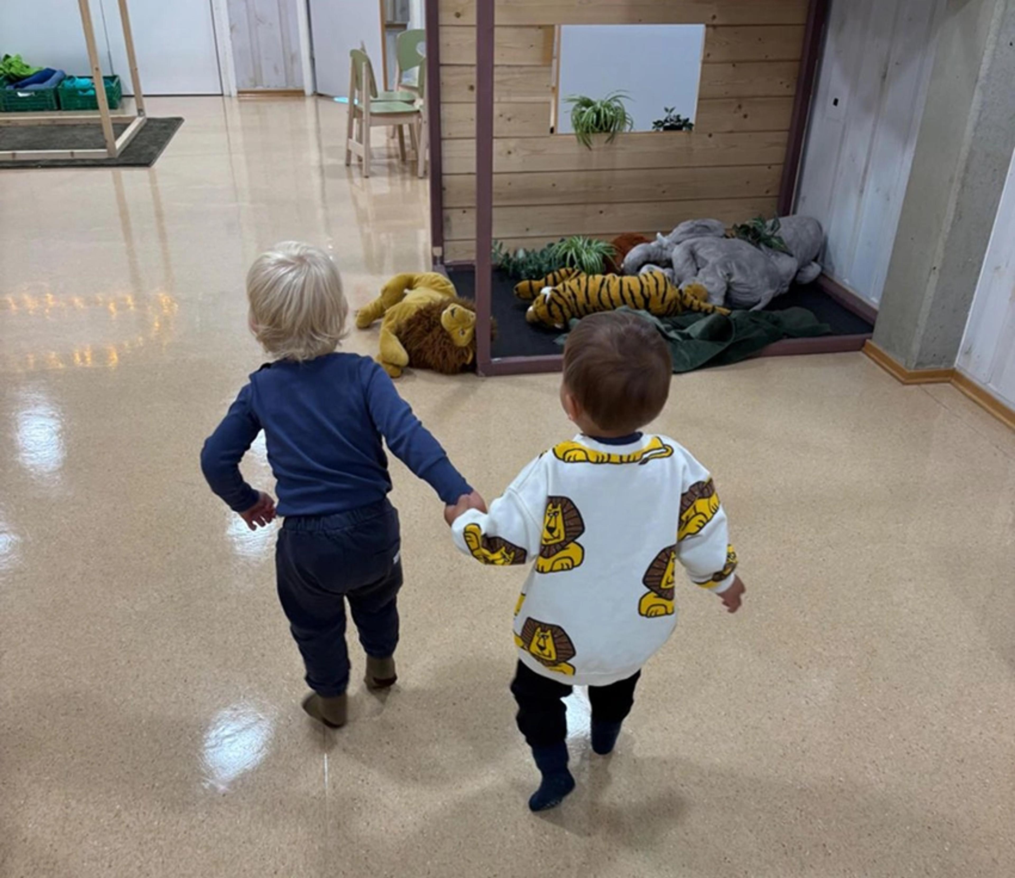 To barn som leker sammen i Espira Hollund