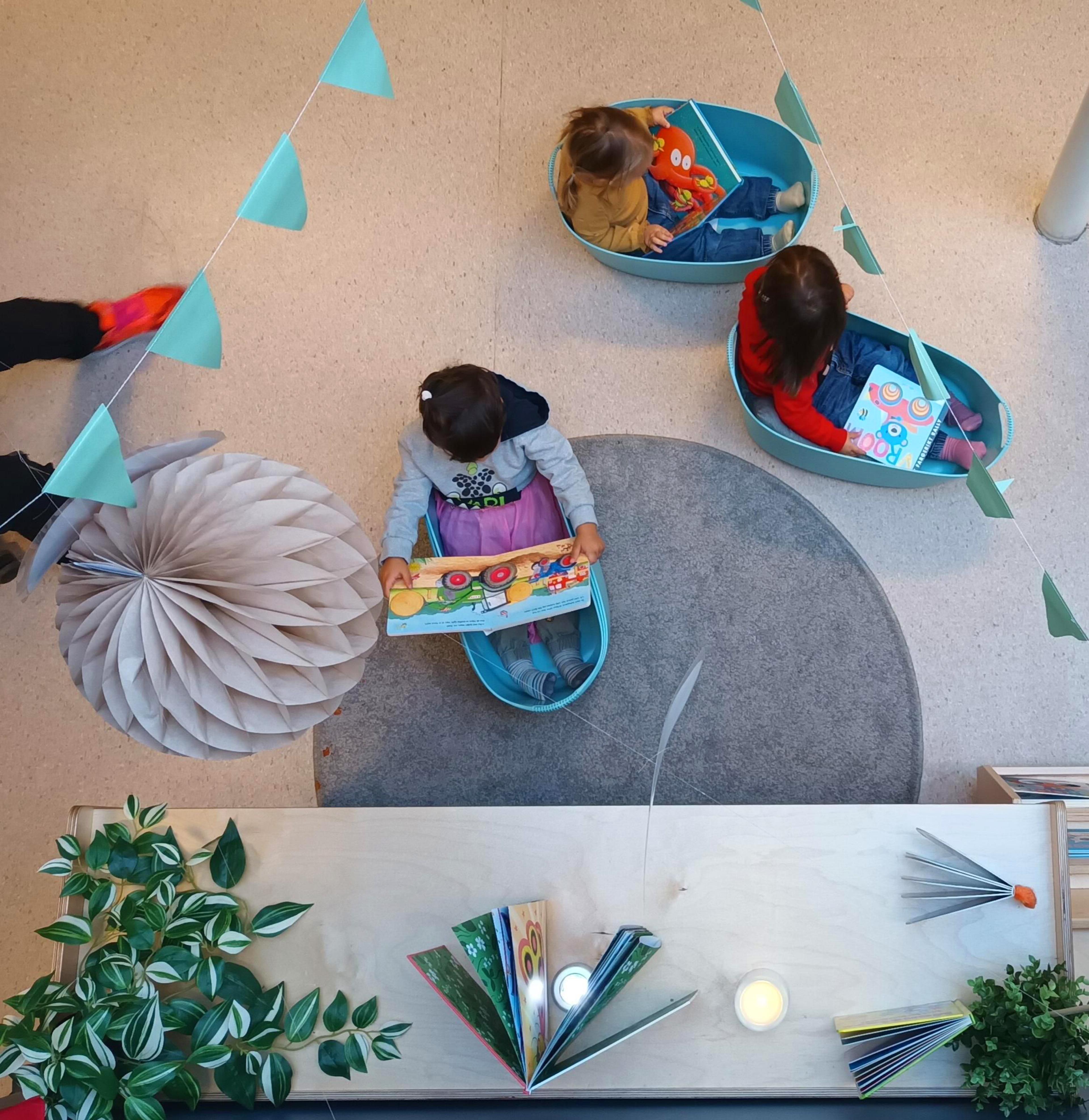 Barna leser ivrig i Espira Torshovdalen 