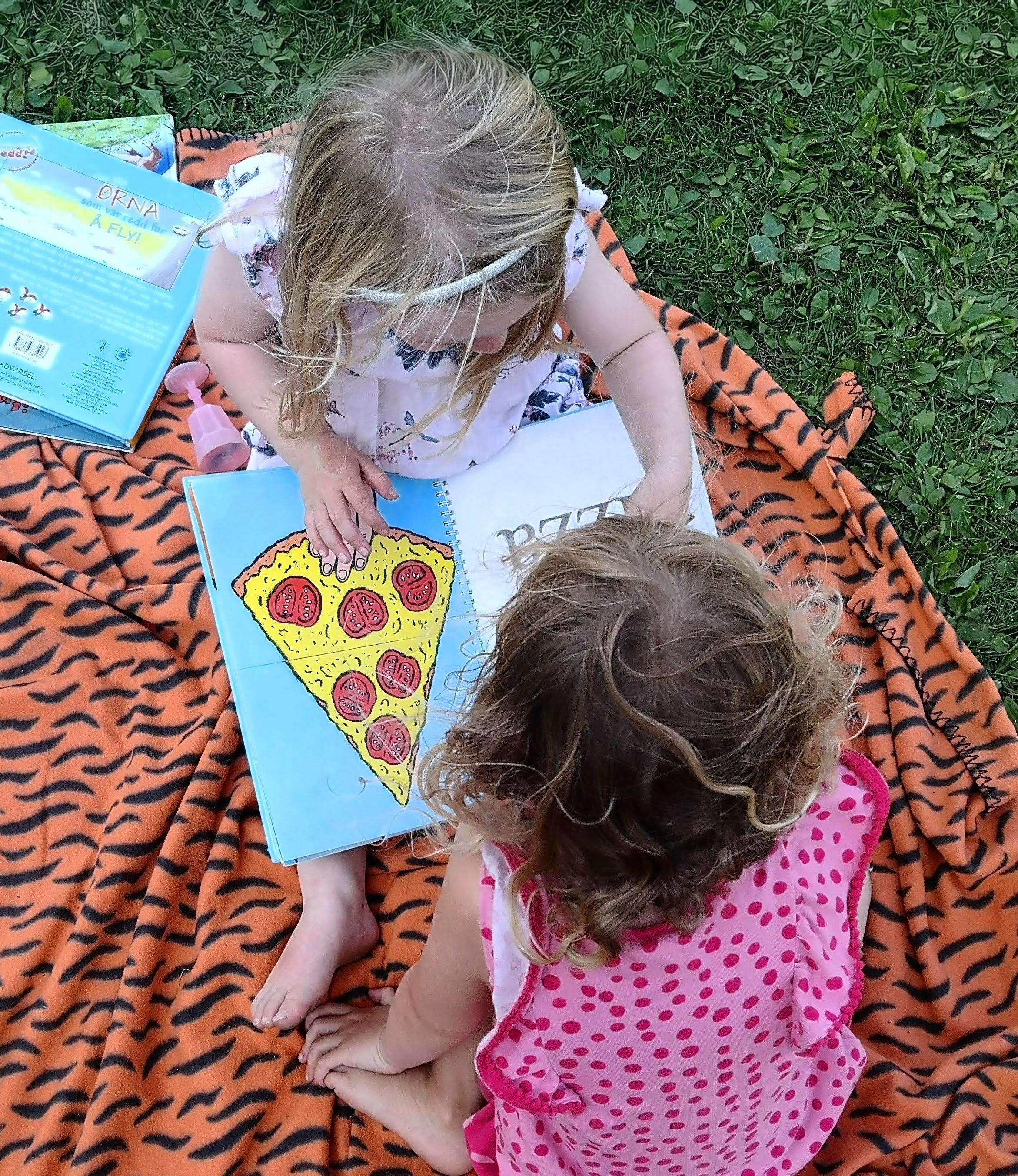 Barn leser i Espira Vagletjørn