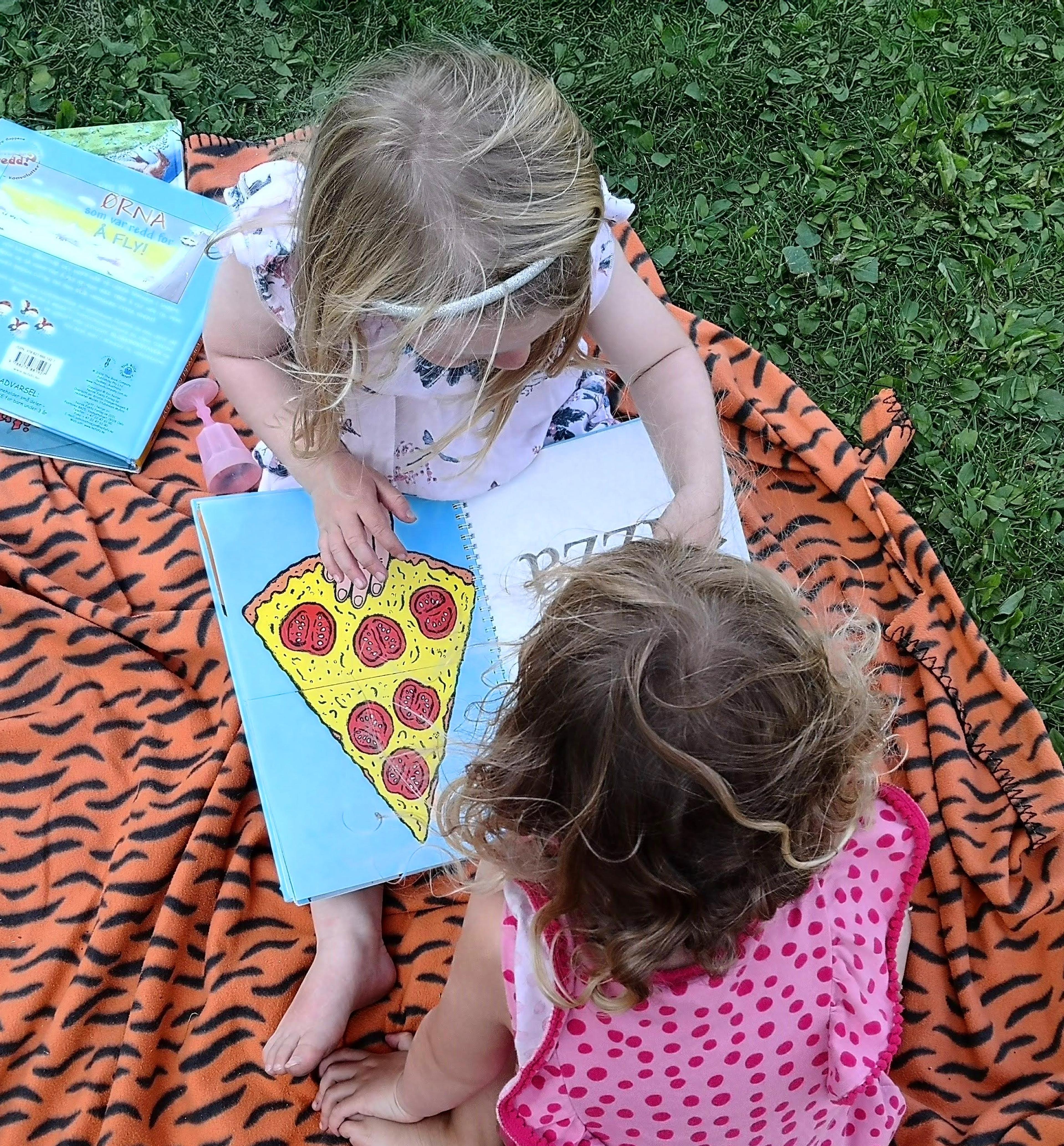 Barn leser i Espira Vagletjørn