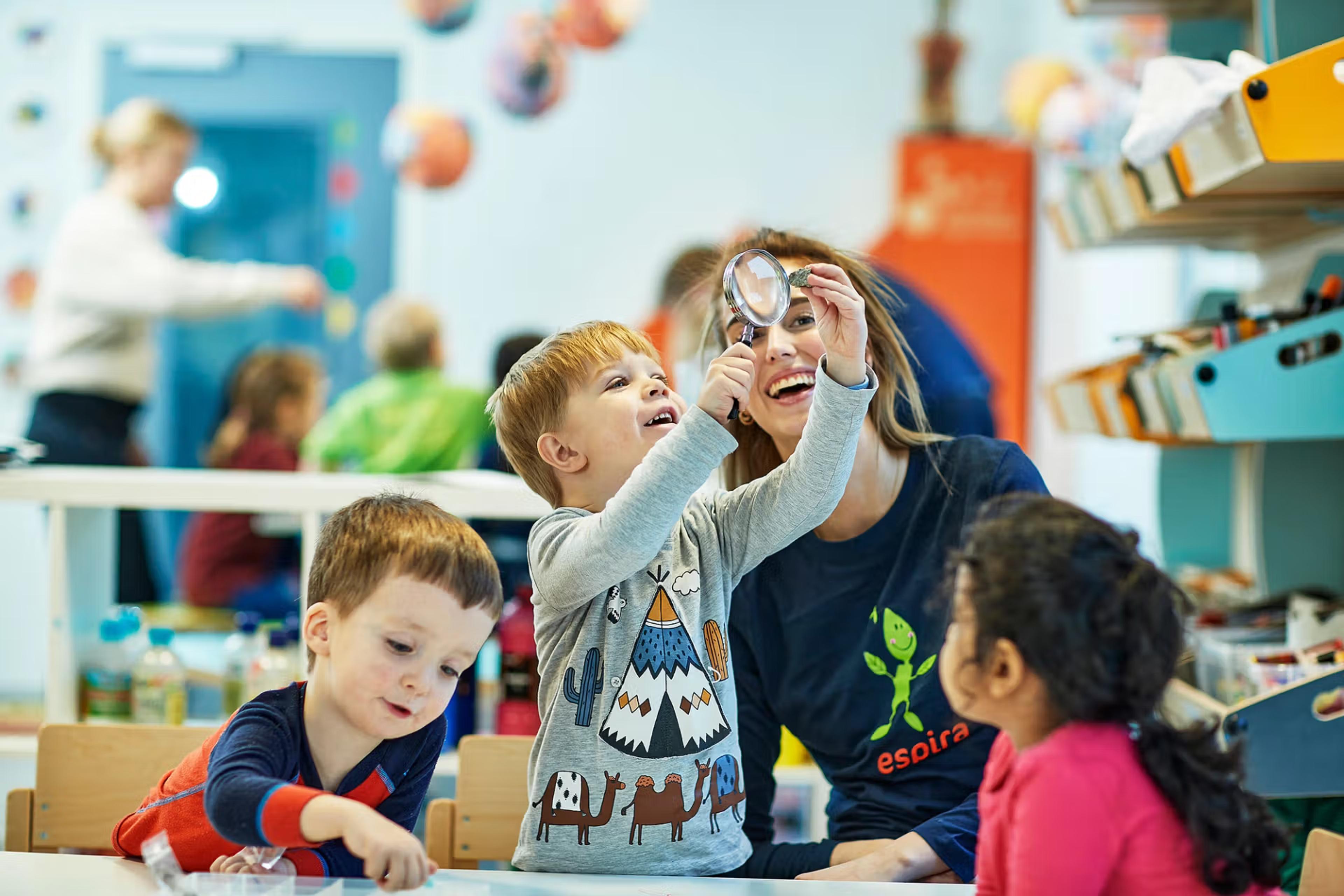 Espira-ansatt leker med tre barn.