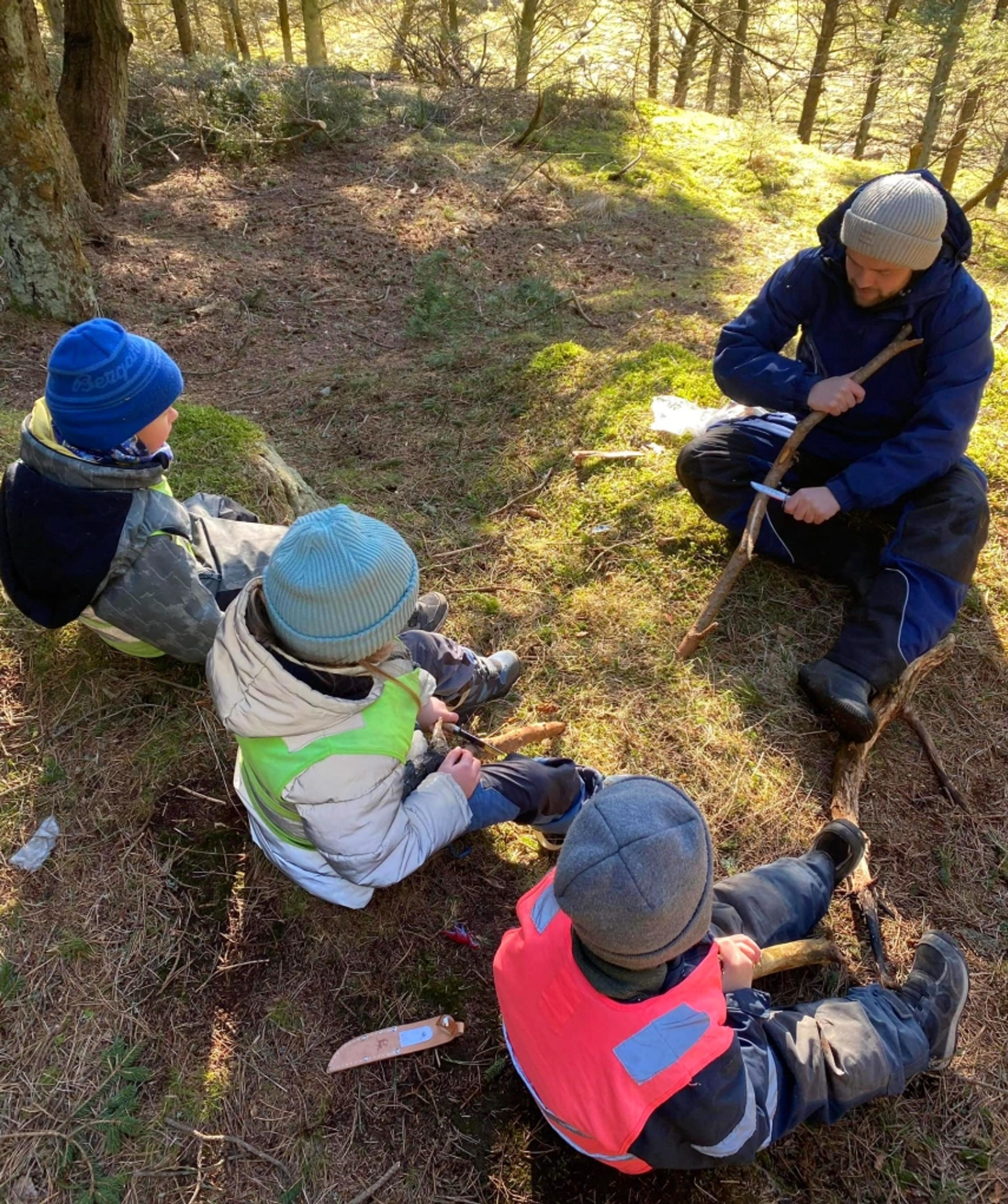 Barn på tur i Tjøsvoll barnehage