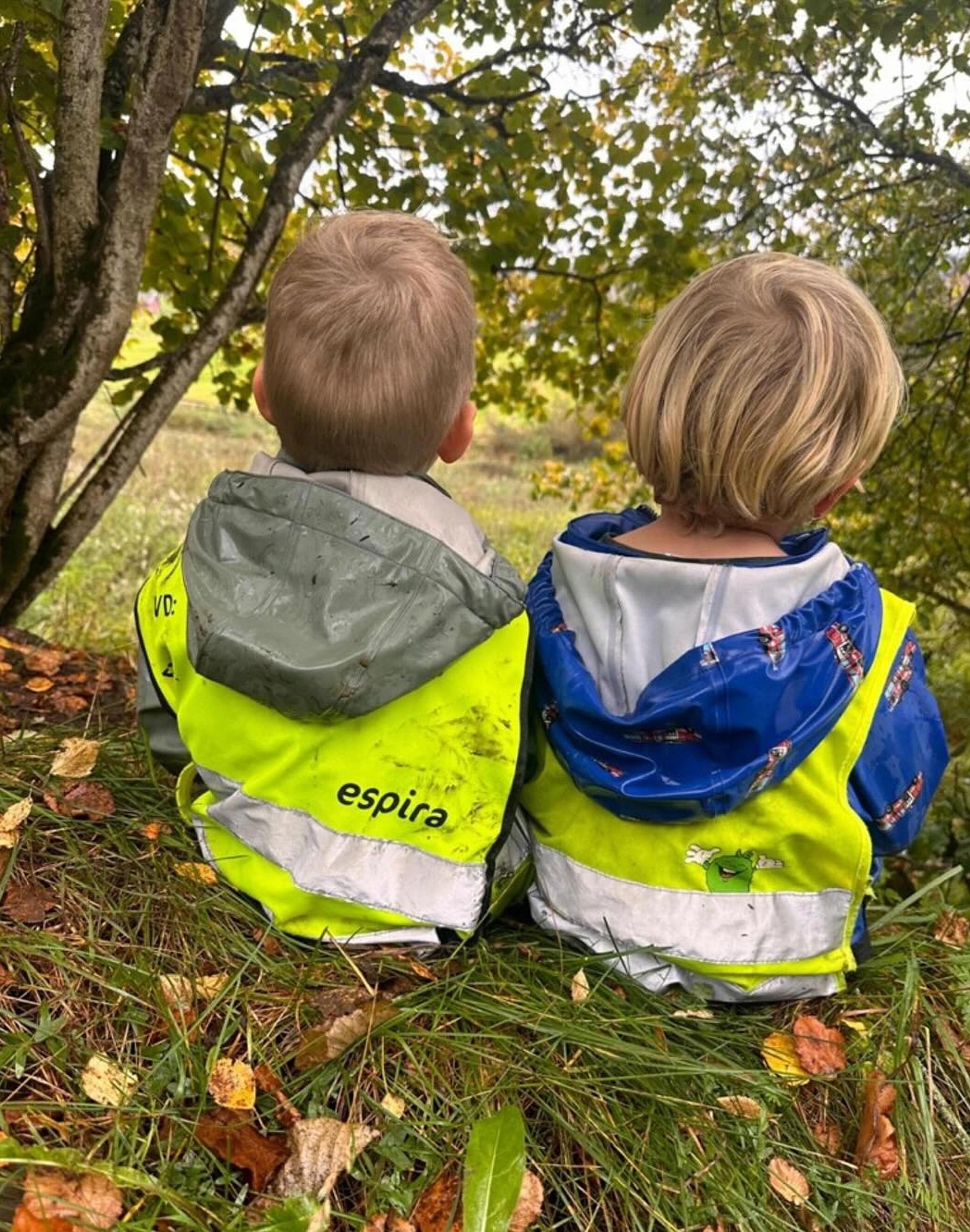 To barn som sitter sammen i Espira Romholt 