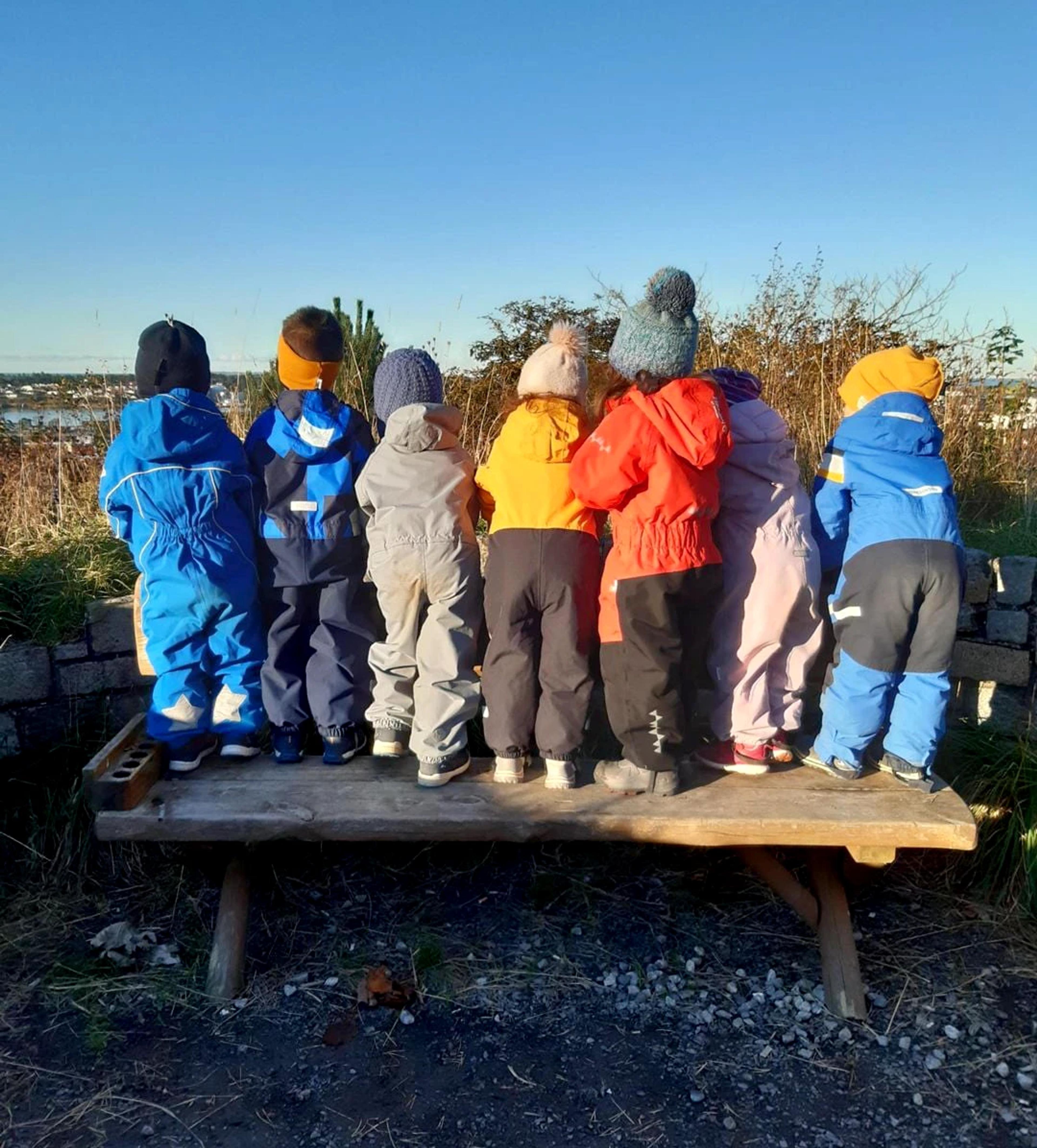 Barn fra Espira Bråsteinstunet ser på utsikten