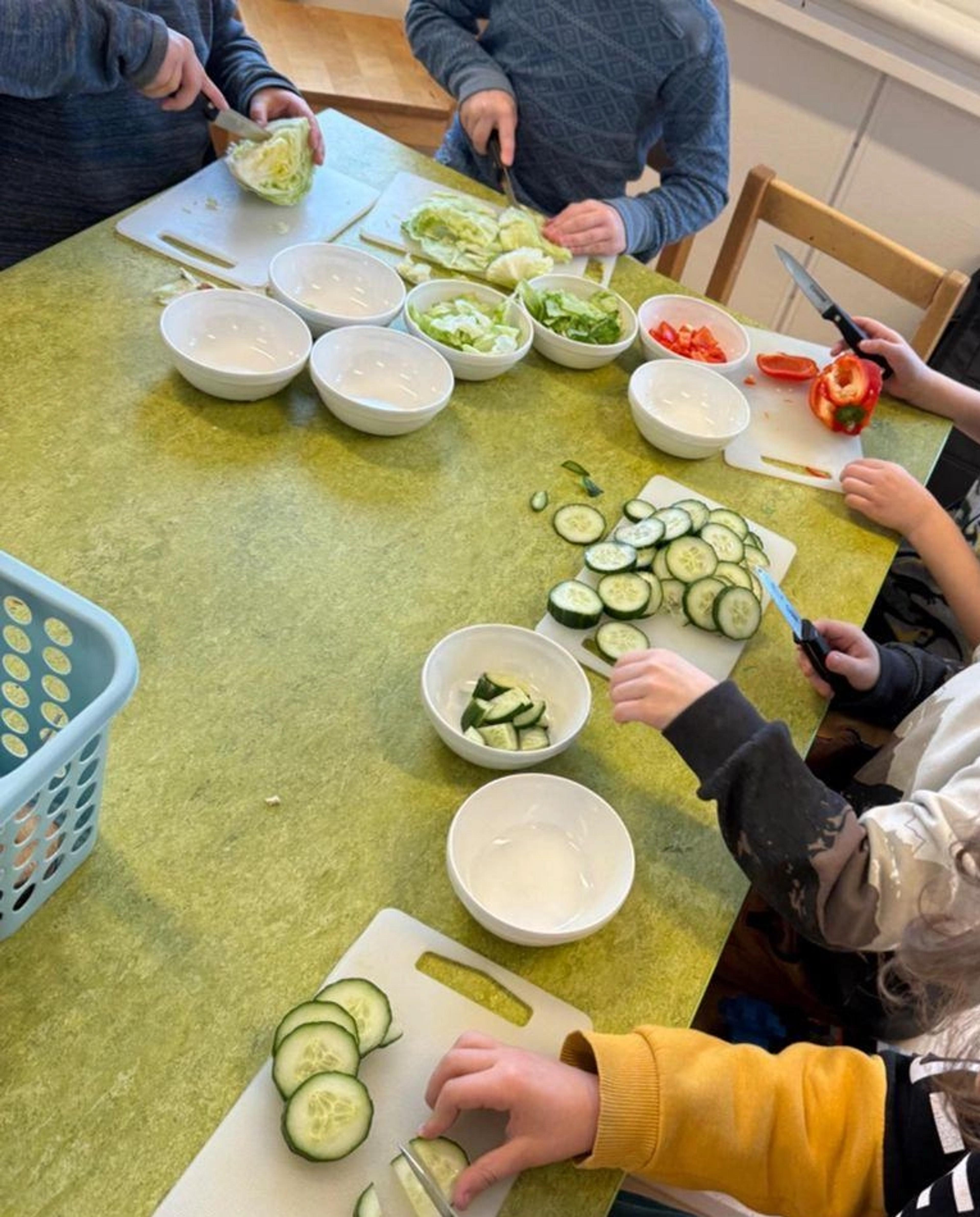 Barn i barnehagen utforsker mat og helse ved å lage mat sammen