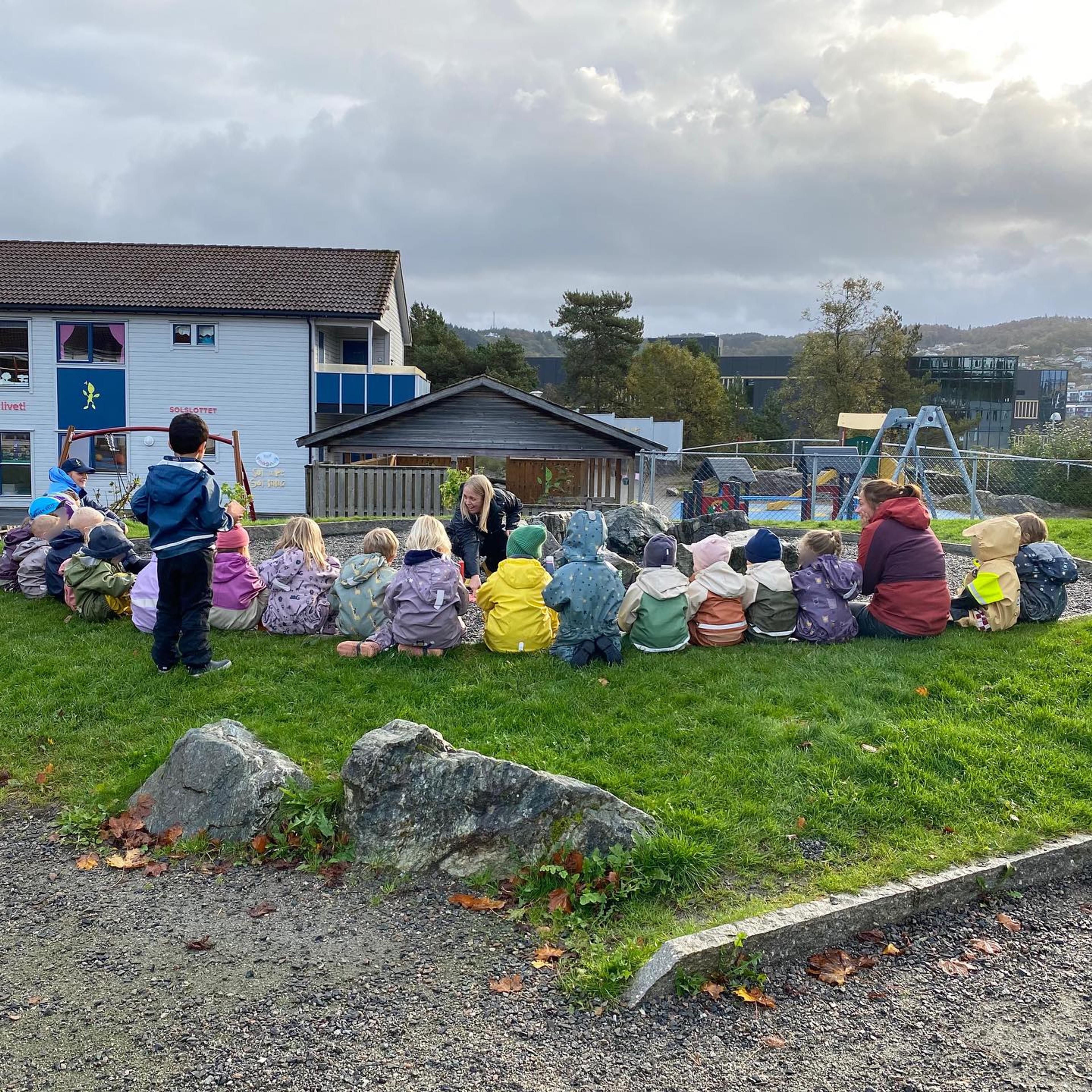 Samlingsstund ute i Espira Rå