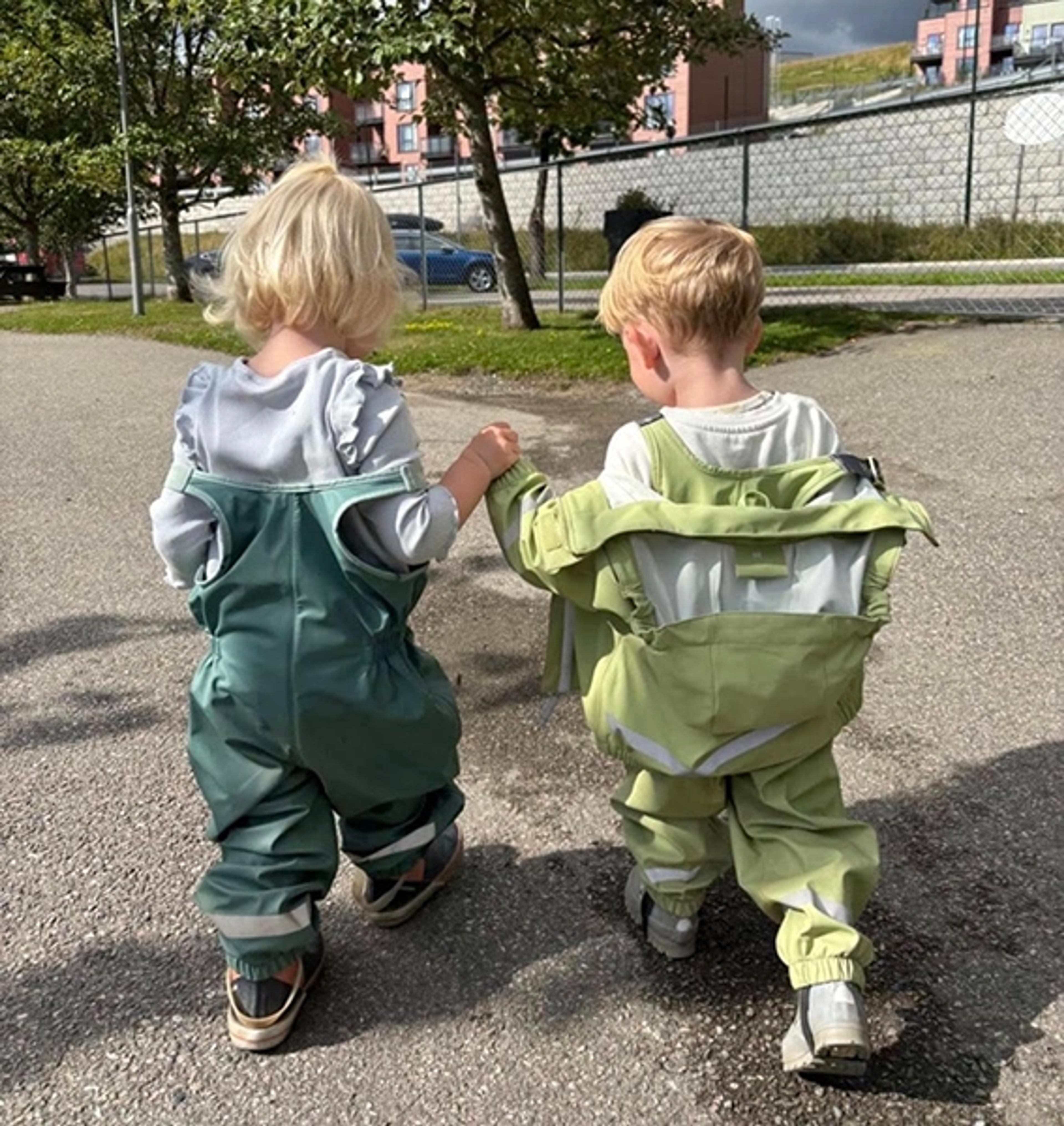 Vennskap i Espira – to barn går sammen hånd i hånd