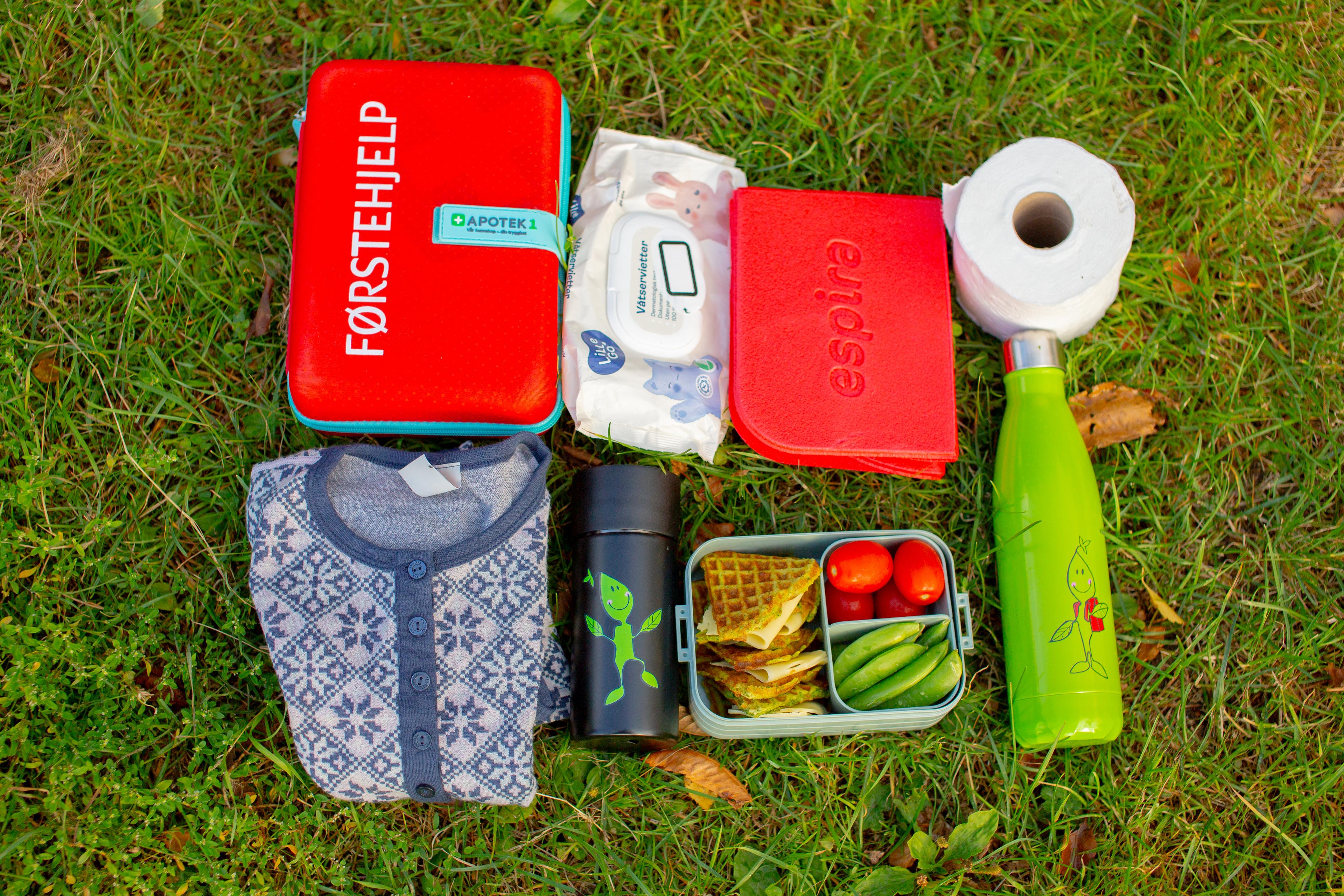 Innholdet i tursekken. Mat, drikke, toalettpapir, varme klær og førstehjelpsutstyr.