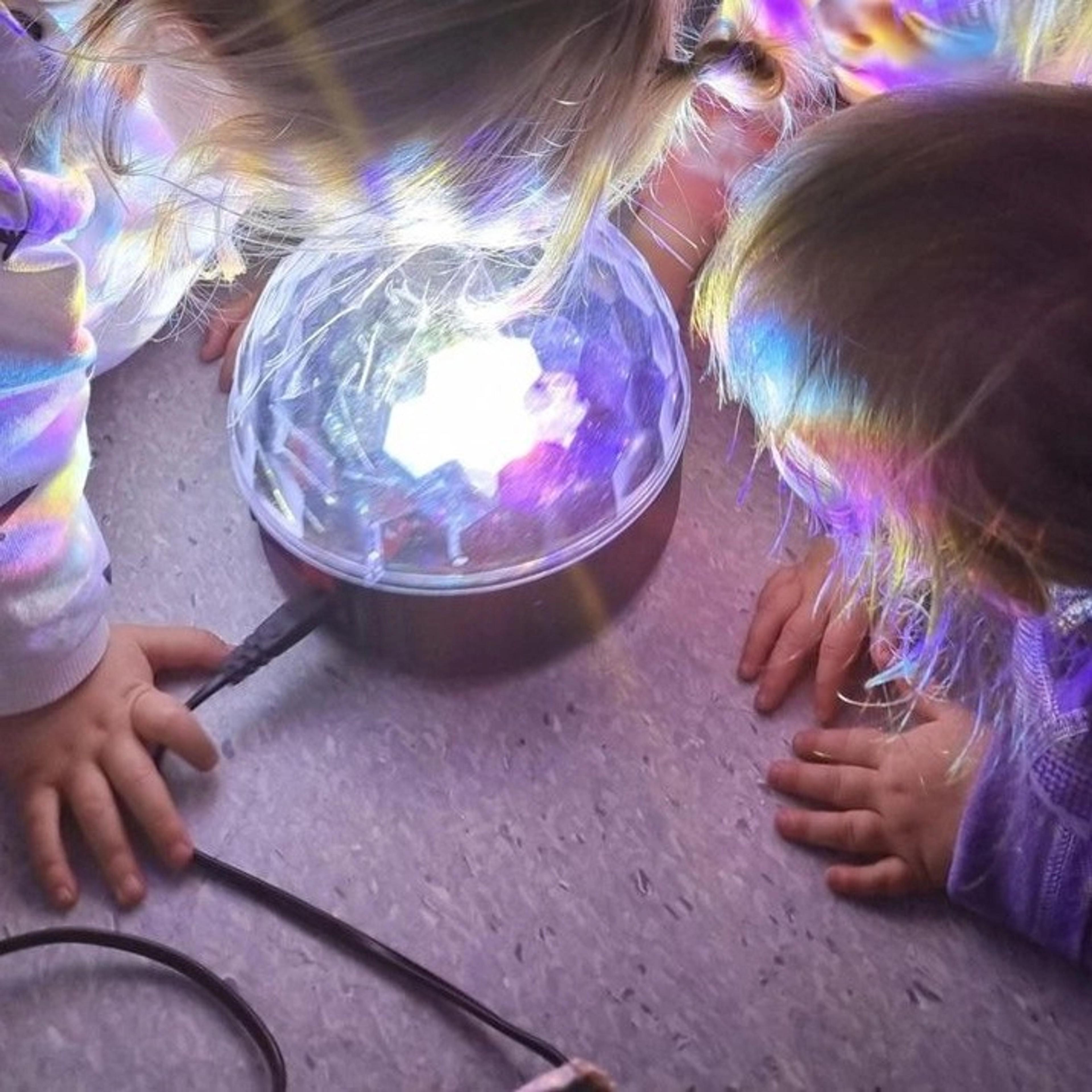 Barn som utforsker lys i Espira Åbol 