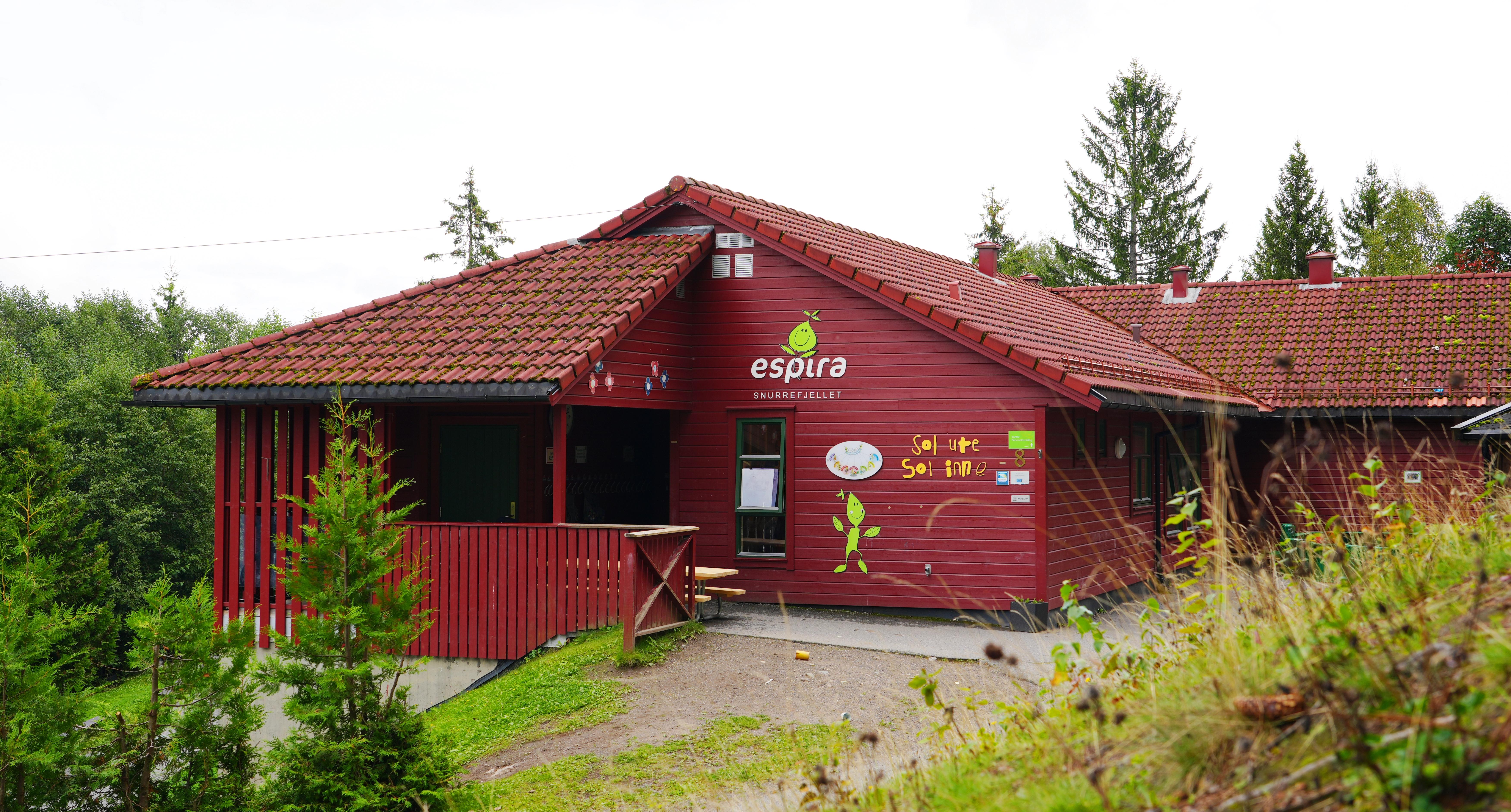 Espira Snurrefjellet barnehage, rødt bygg med Espira-logo på fasaden