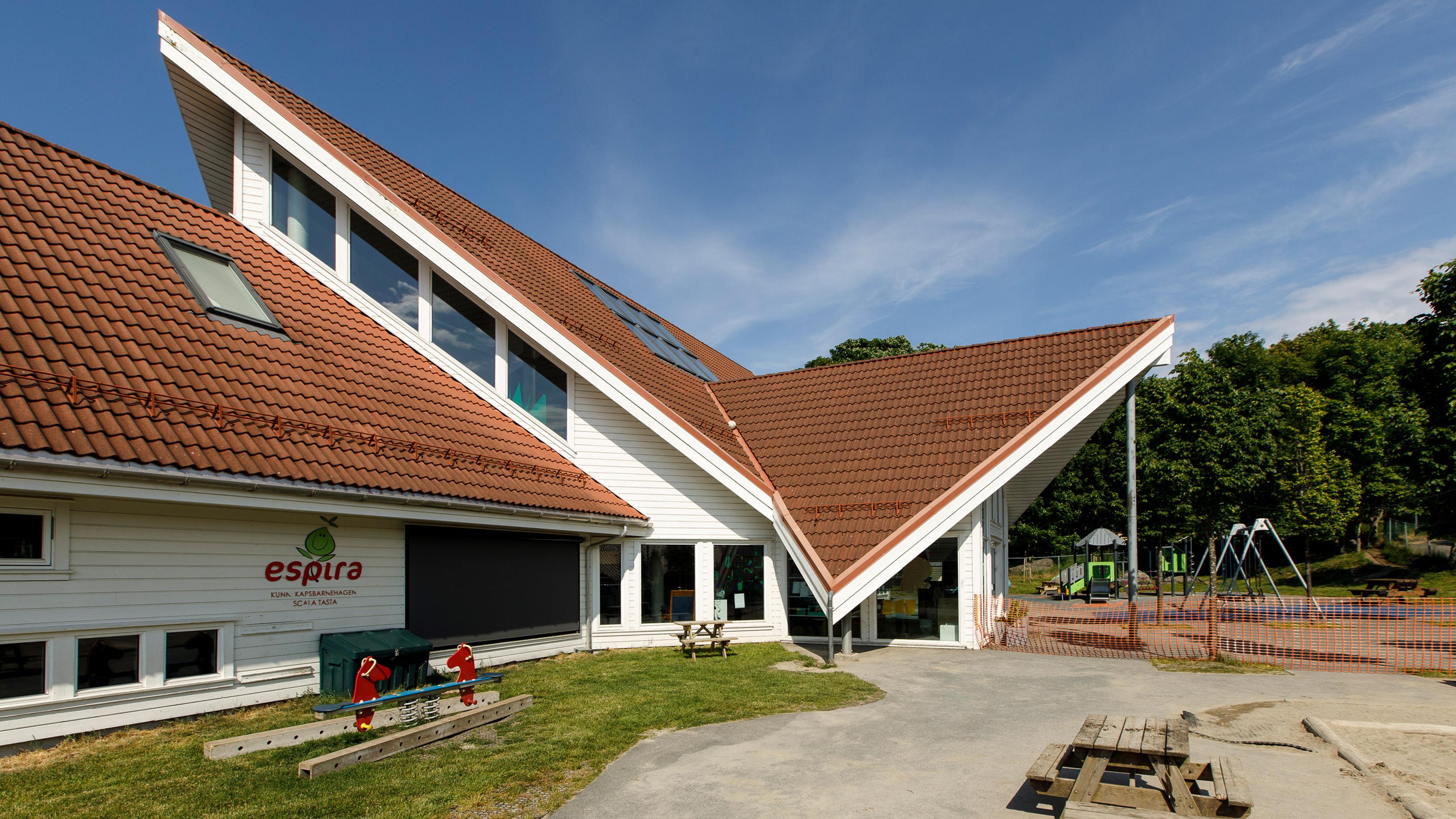 Espira Scala Tasta i Stavanger kommune - hvitt bygg med spennende lekeplass
