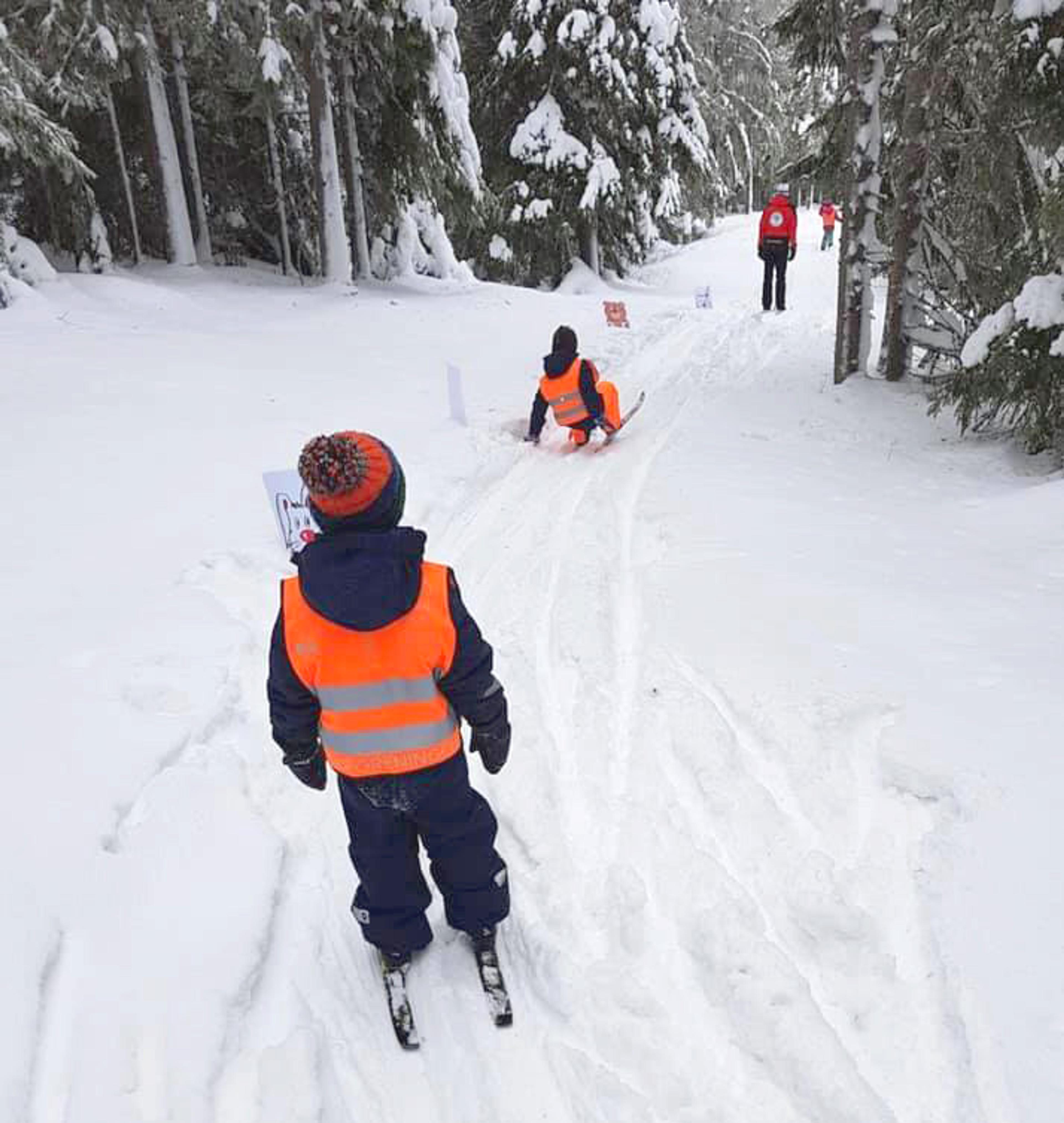 Barn på ski i Espira Trygstad