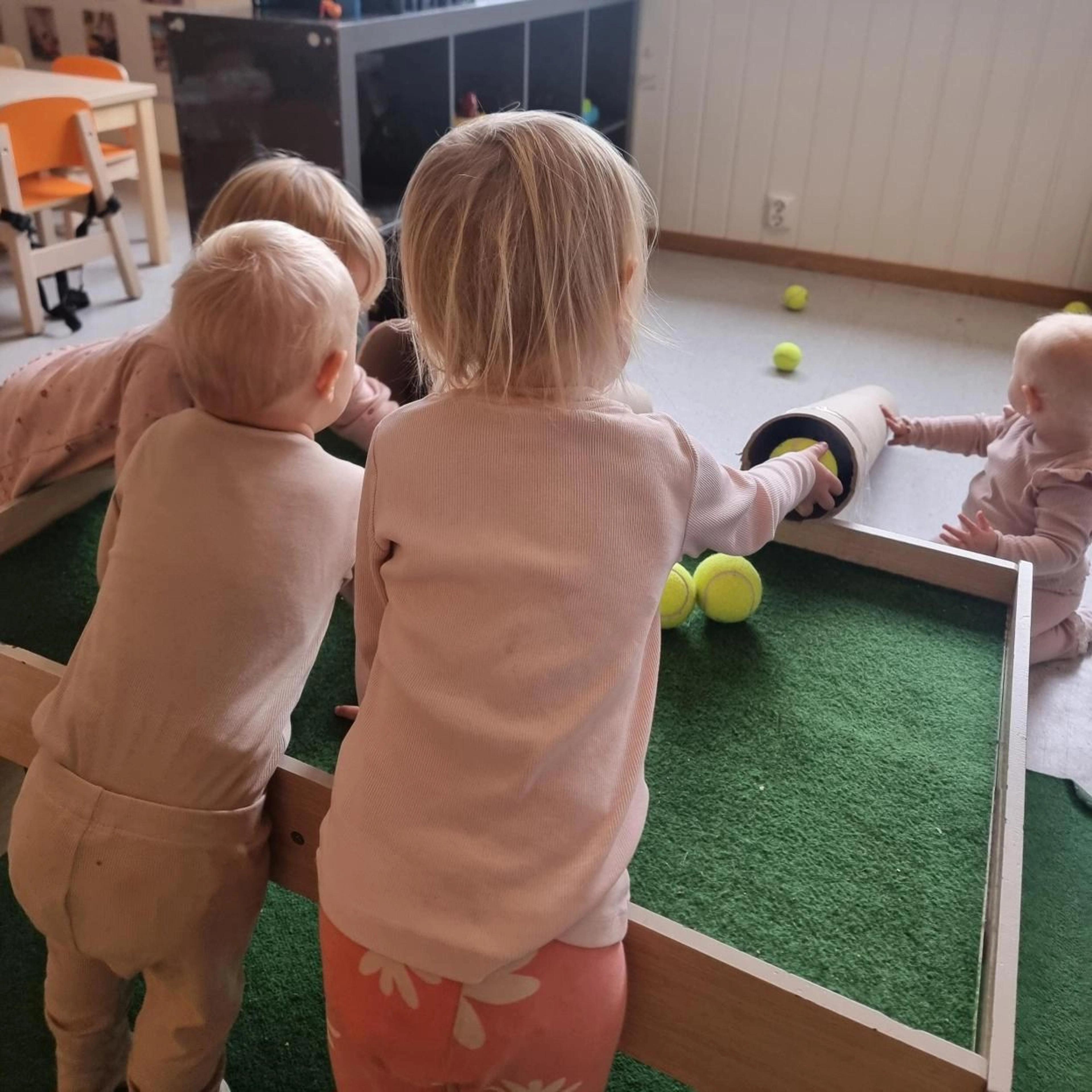 Barn som leker sammen i Espira Åbol sine innemiljø