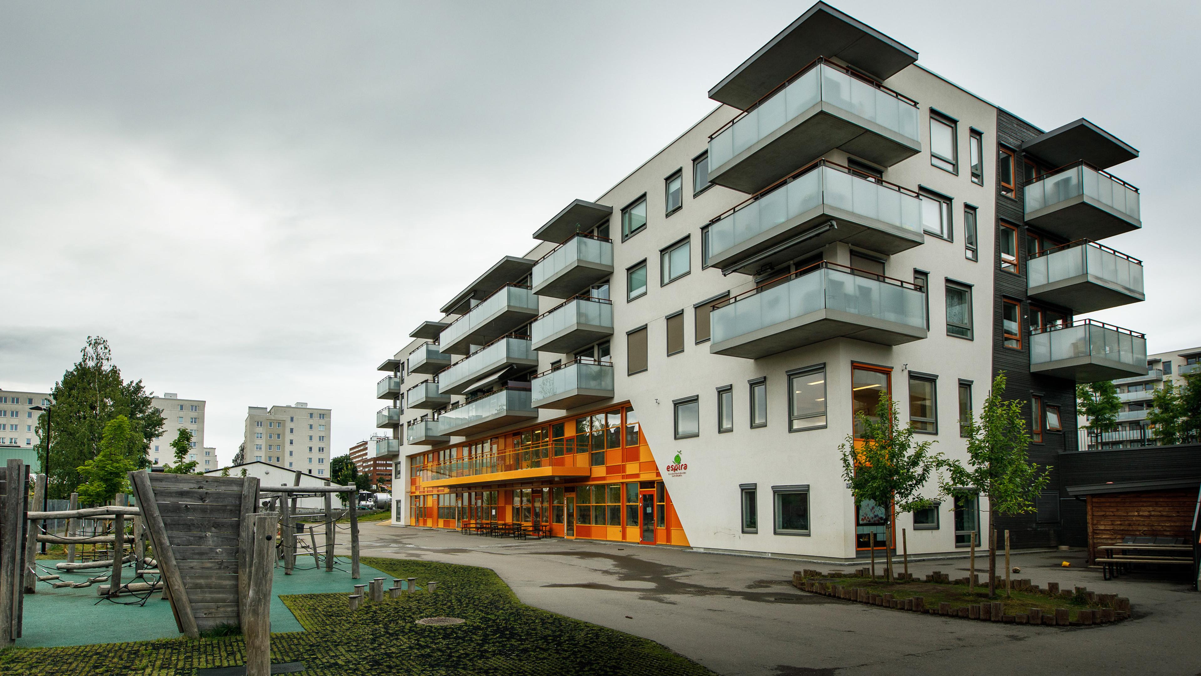Espira Gartnerløkka i Oslo - hvit, rød og oransje fasade og lekeområde