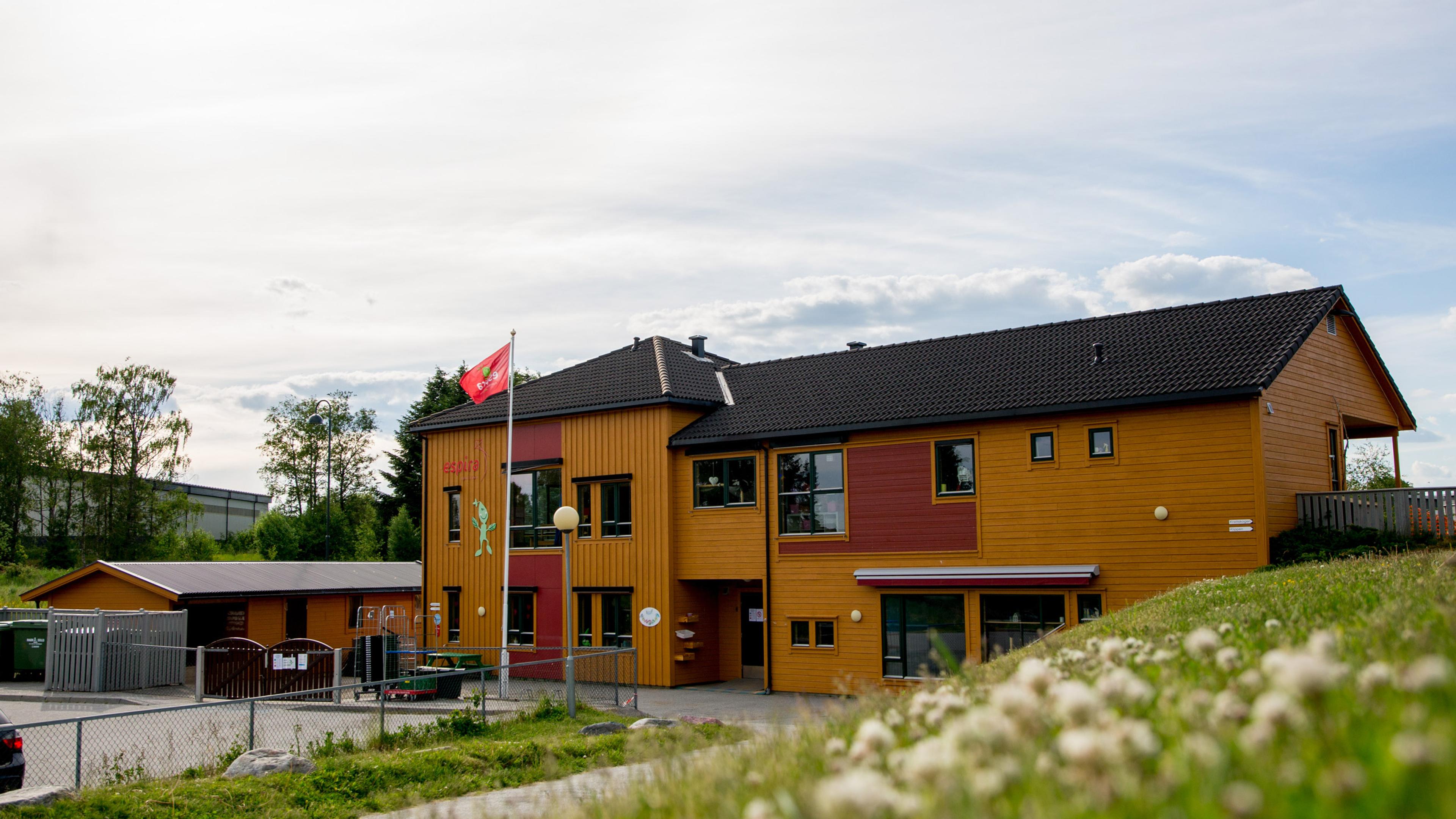 Espira Løvestad barnehage - Spydeberg i Indre Østfold kommune - gult og rødt bygg