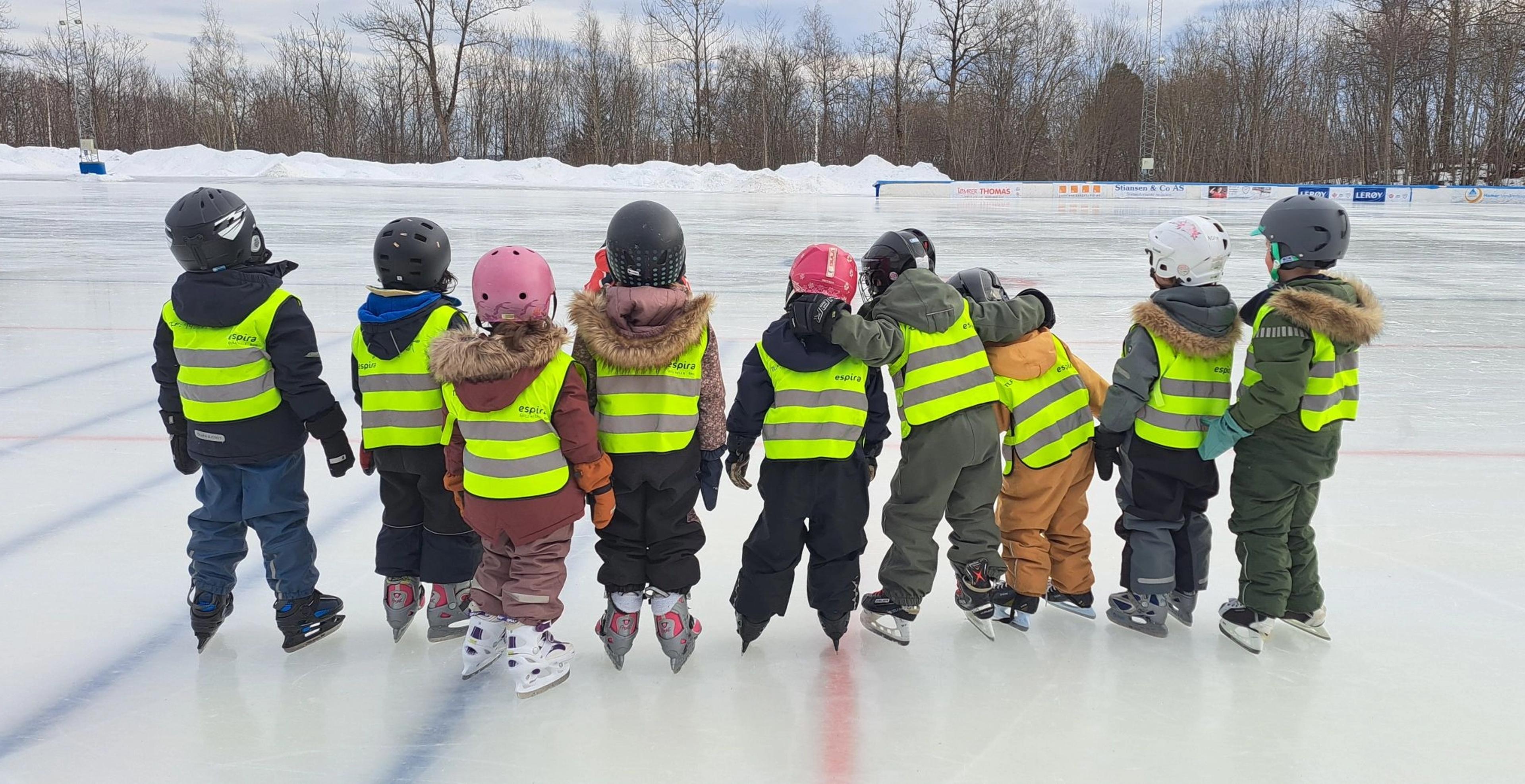 Barnehagebarn på skøyter i Espira Gullhella