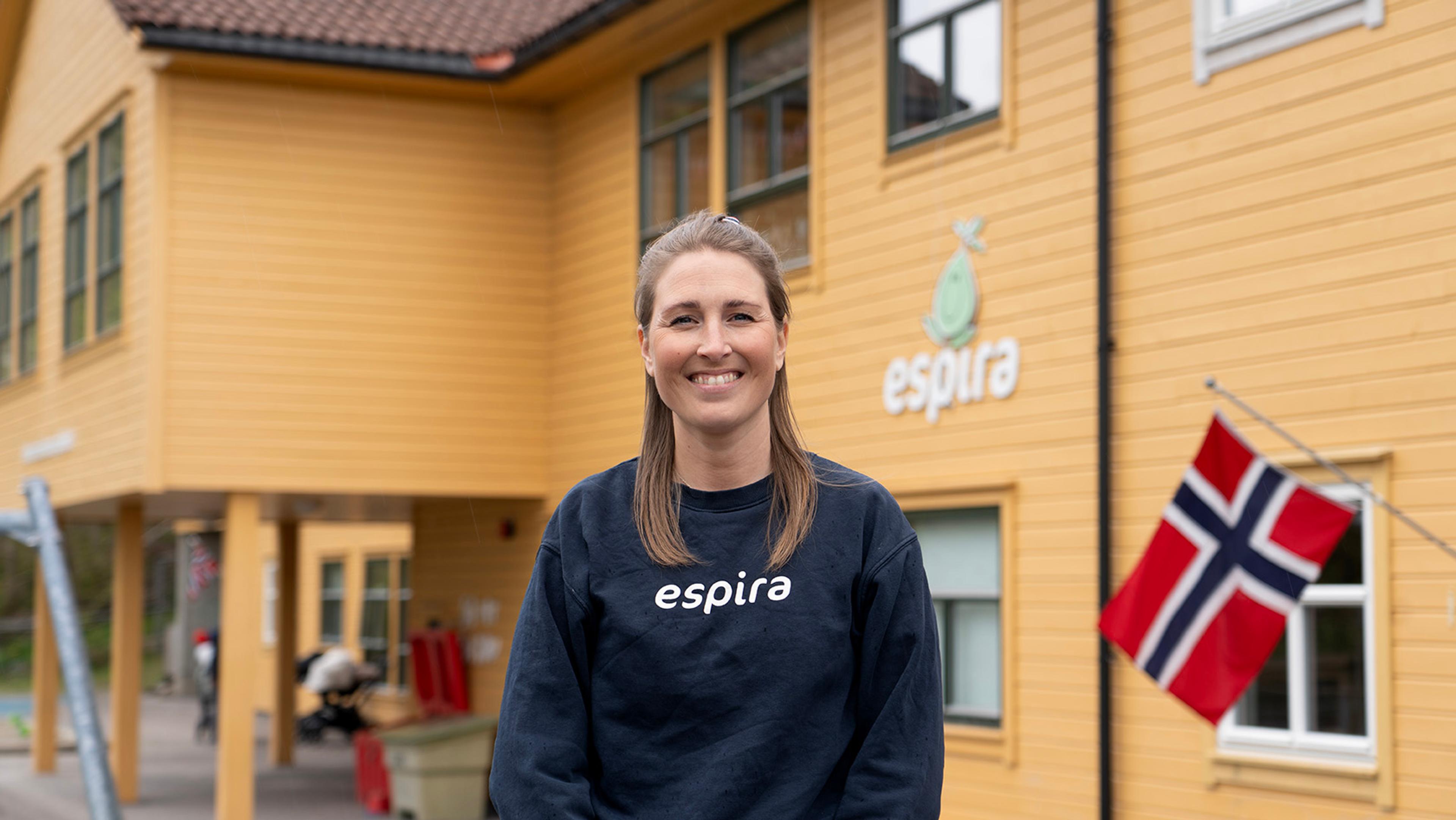 Barnehagestyrer Maria foran Espira Rambjøra.