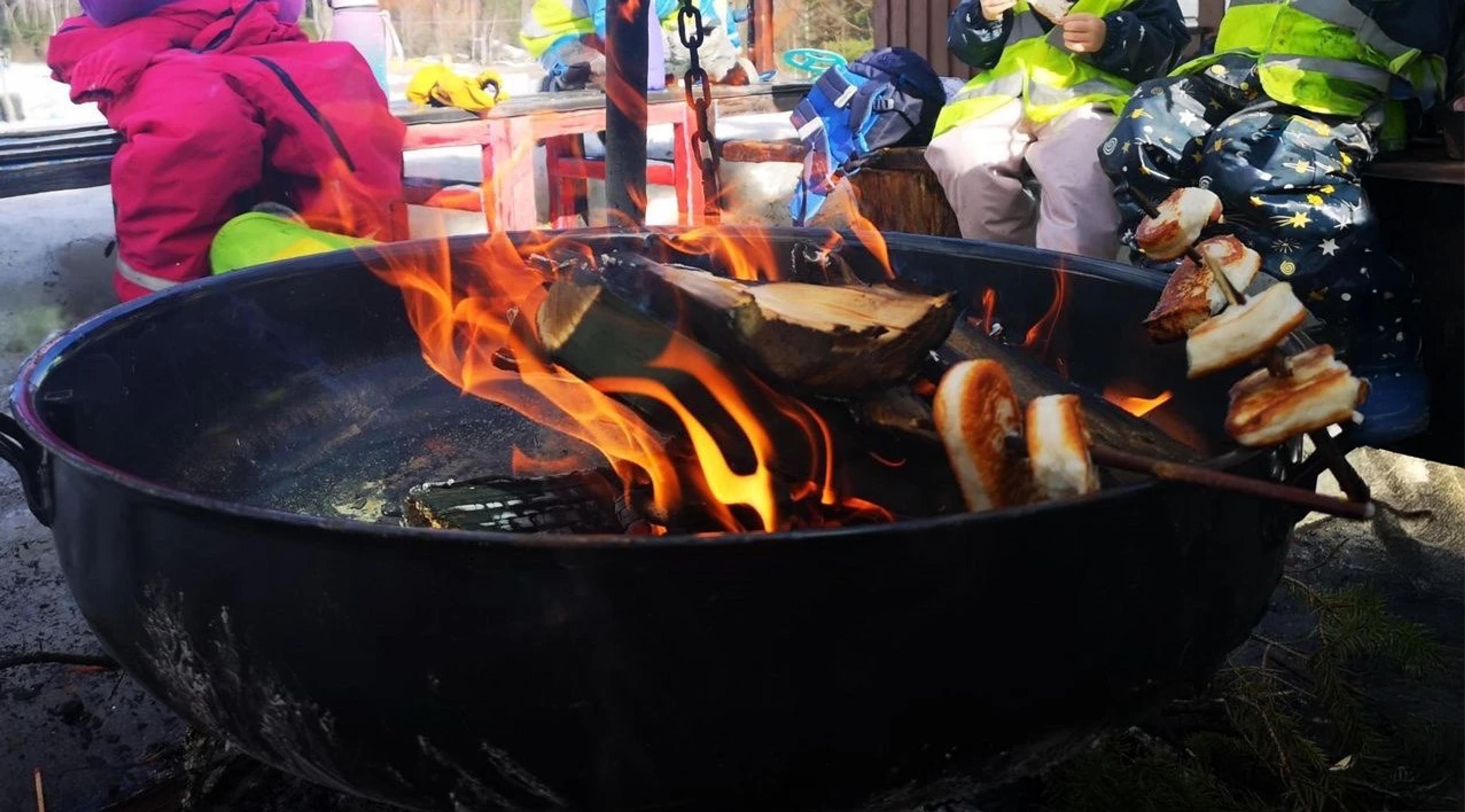 Fiskekaker stekes på bålpanne i Espira Brådalsfjellet
