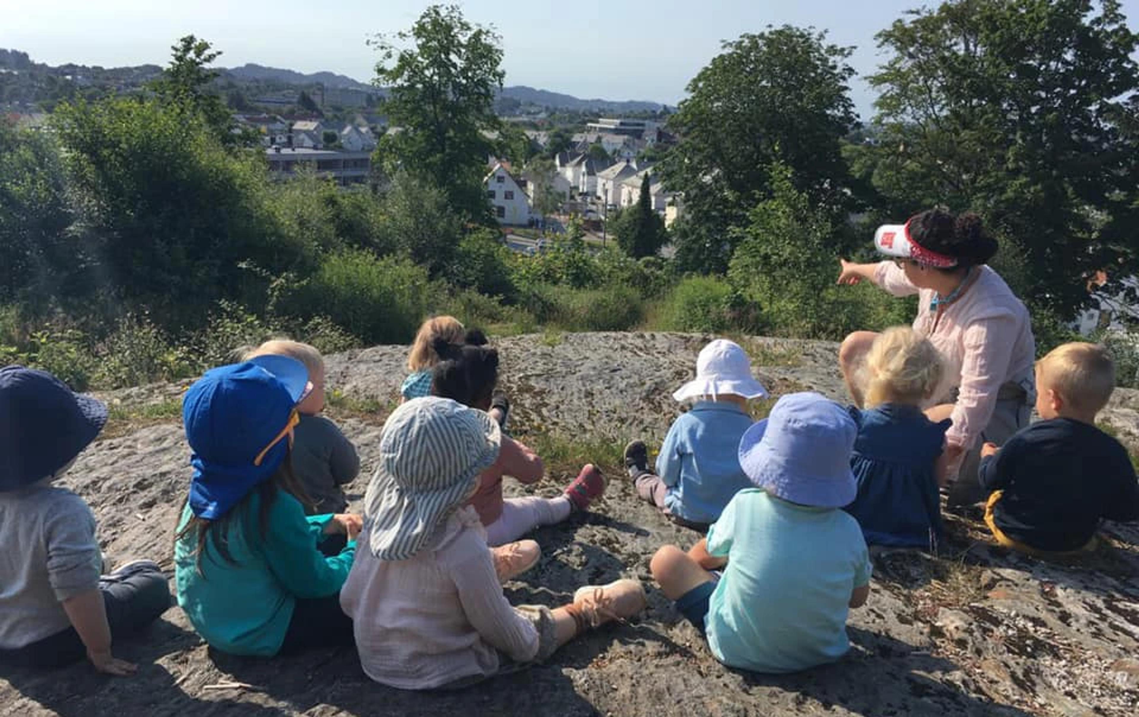 Småbarn fra Espira Bråsteinstunet på tur