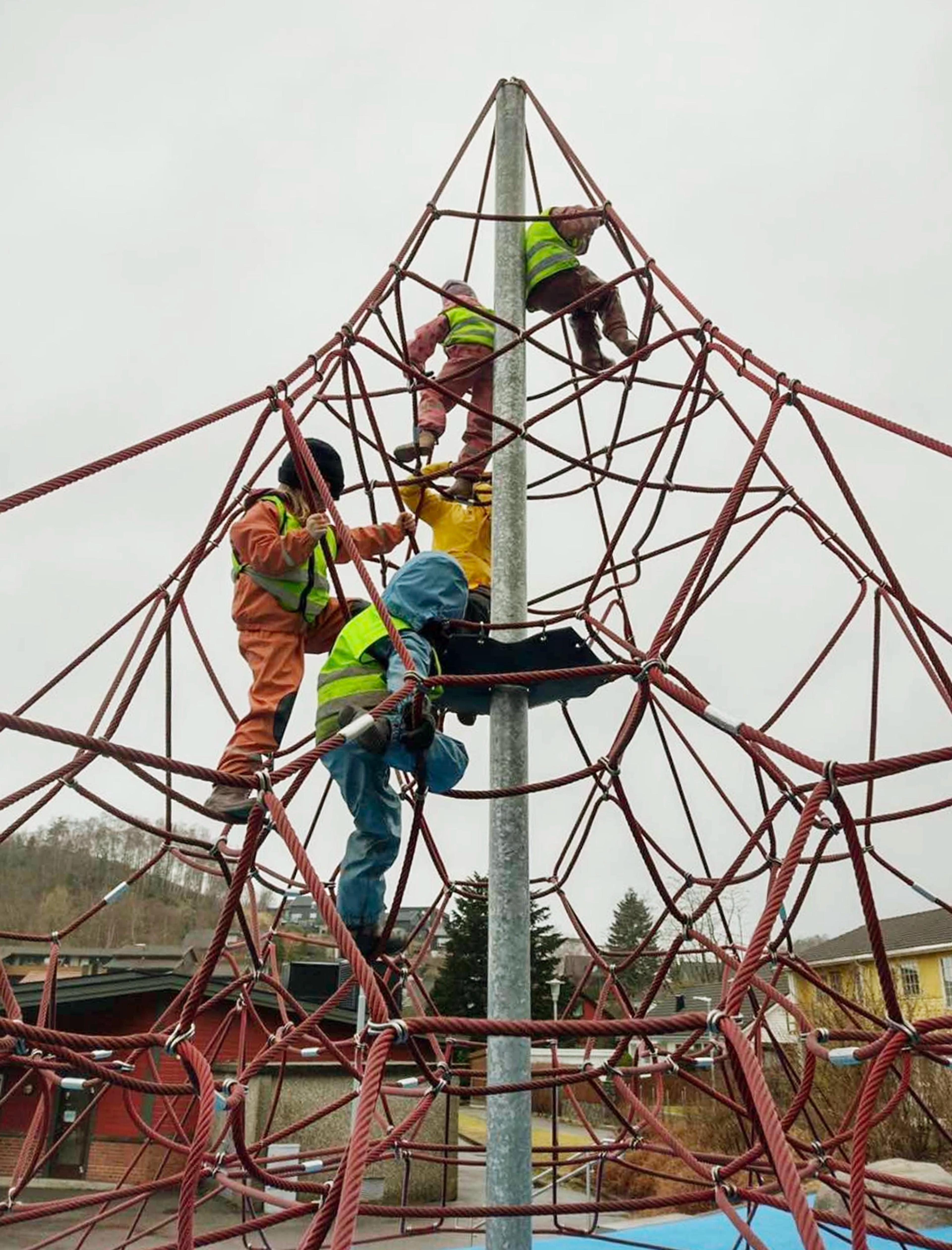 Barn som leker på Espira Sandtoppen sitt uteområde