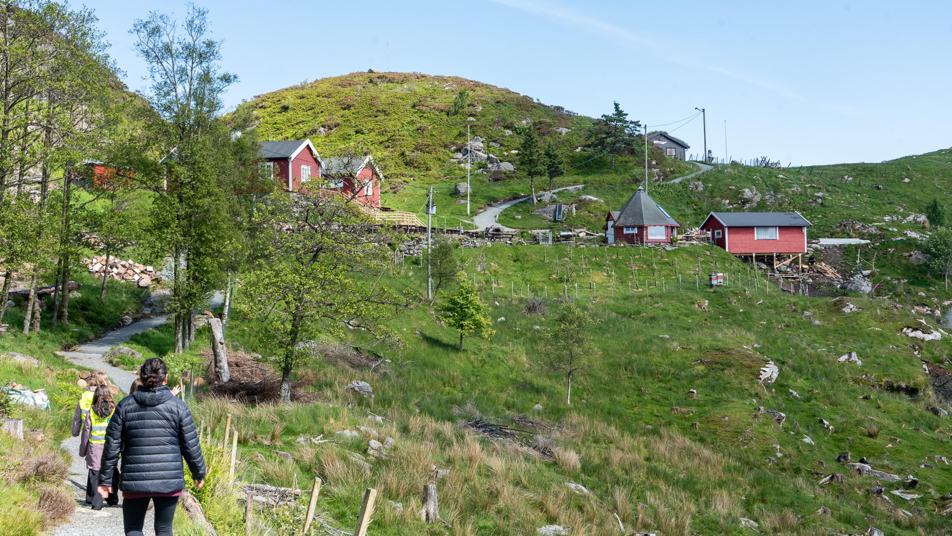 Maria på tur med tre barn på Kringsjå.