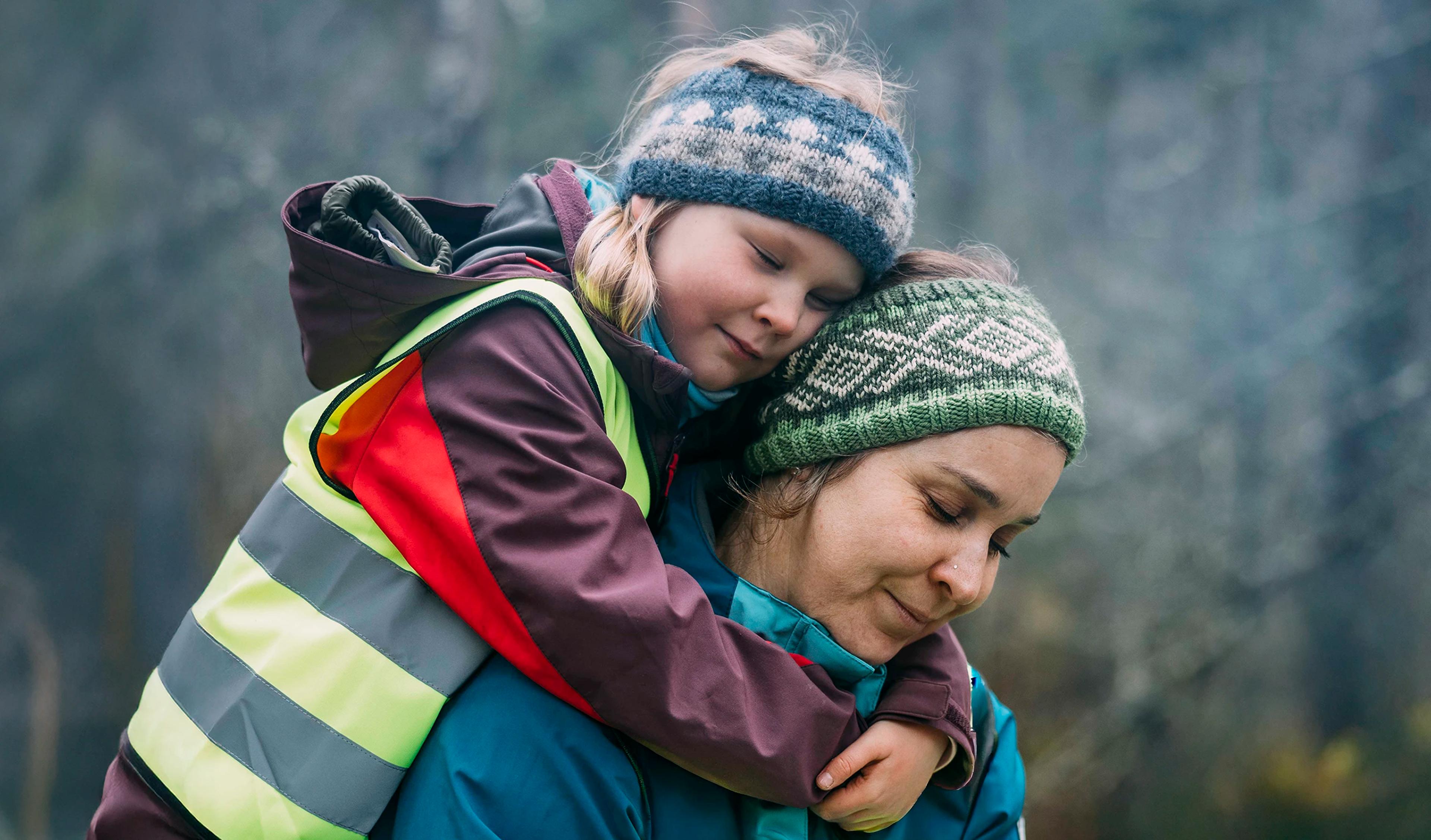 Mor og barn har det hyggelig ute i naturen