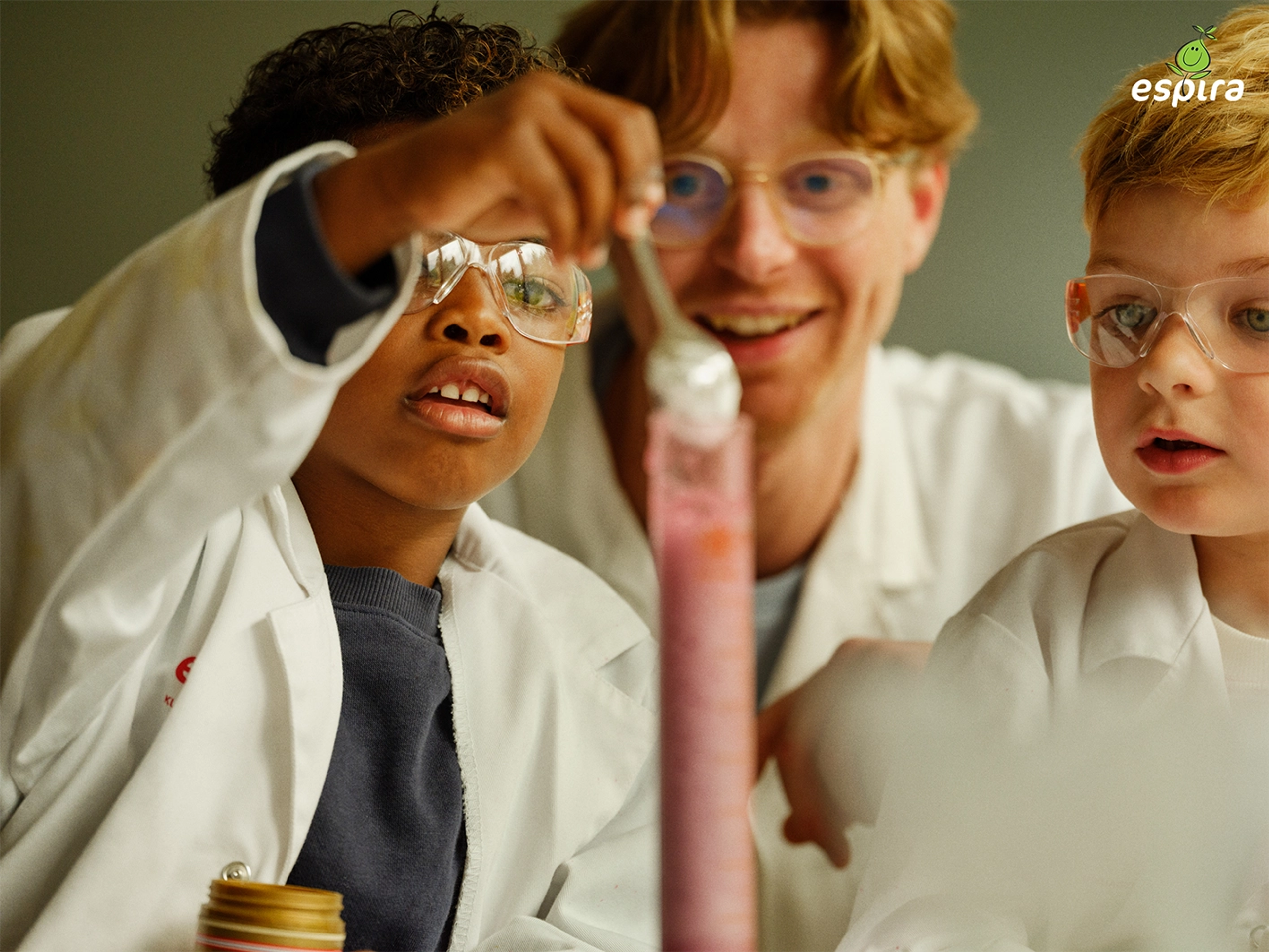 Barn som gjør realfagseksperiment i Espira