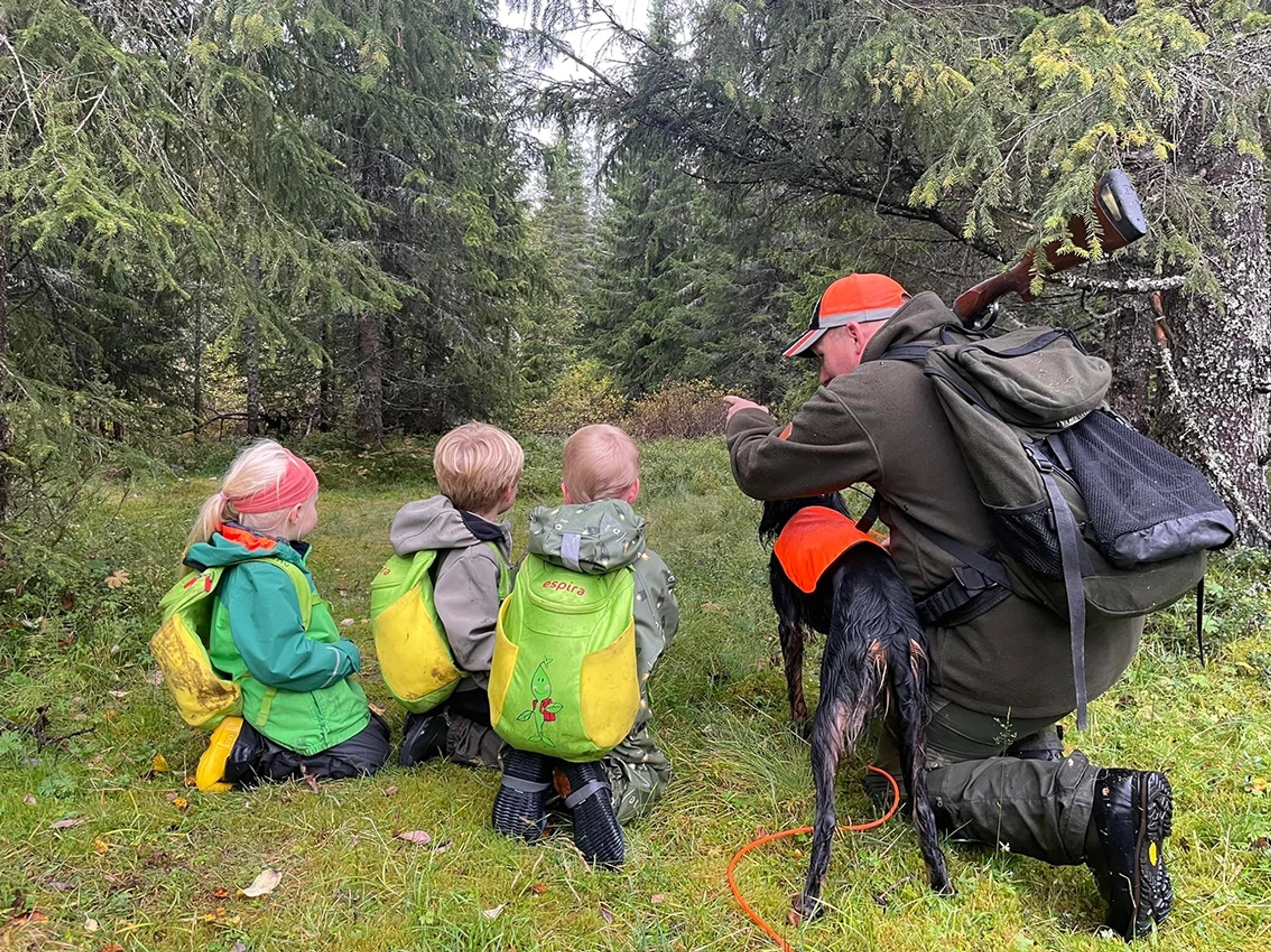 Bilde av barn på jakt i skogen