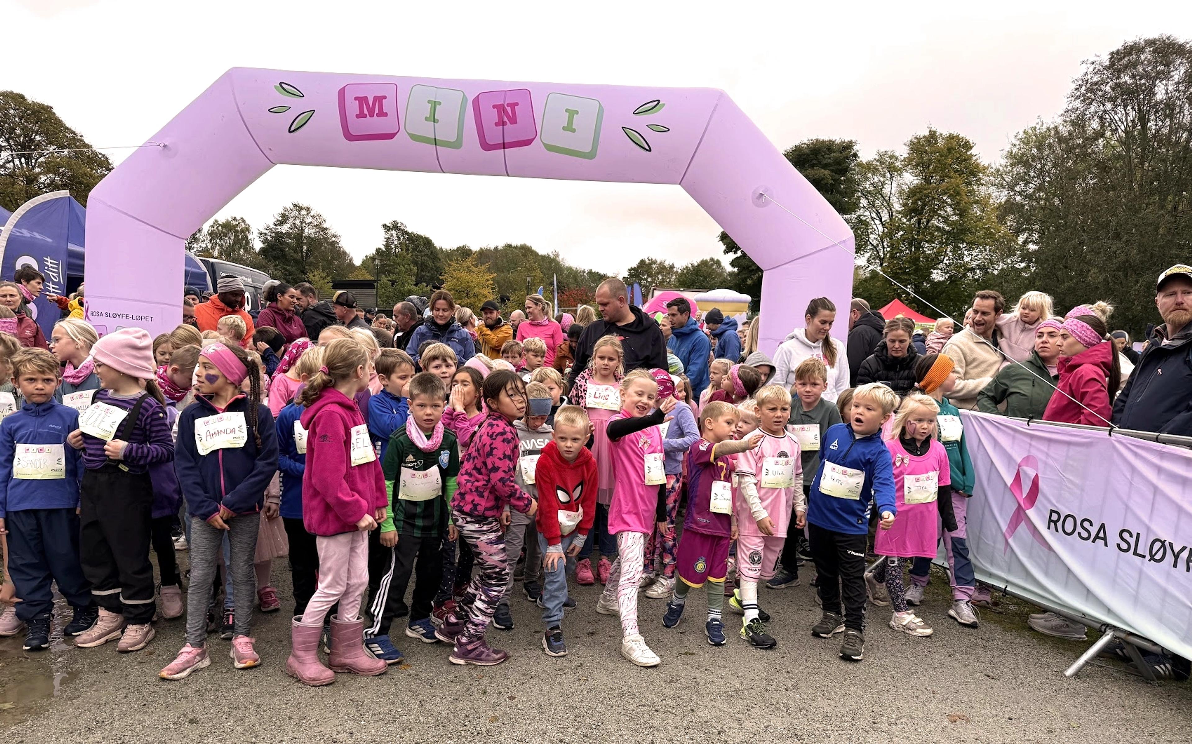 Barn deltar i Rosa sløyfe mini løpet 