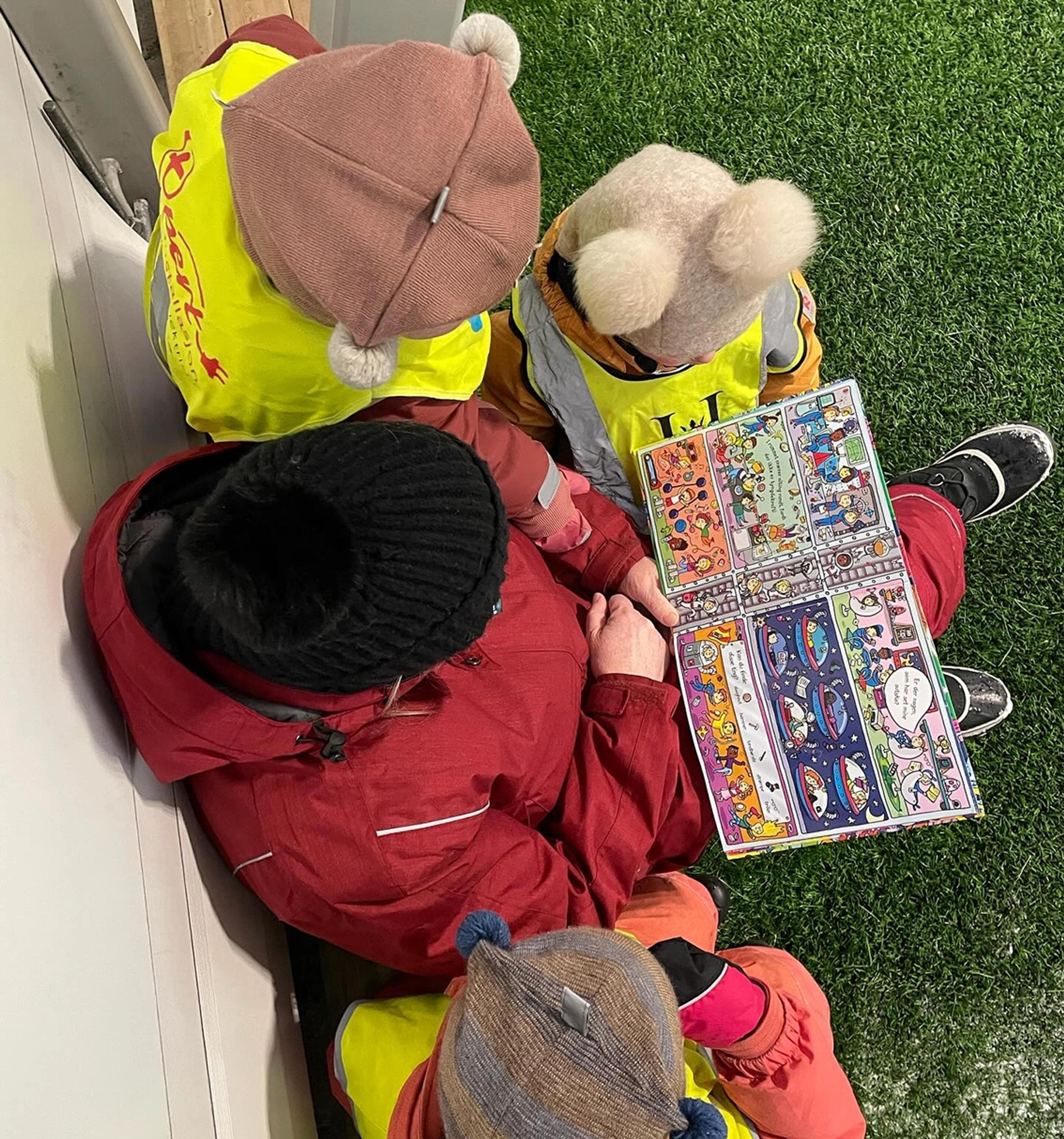 Ansatt som leser sammen med barn i Espira Nykirke