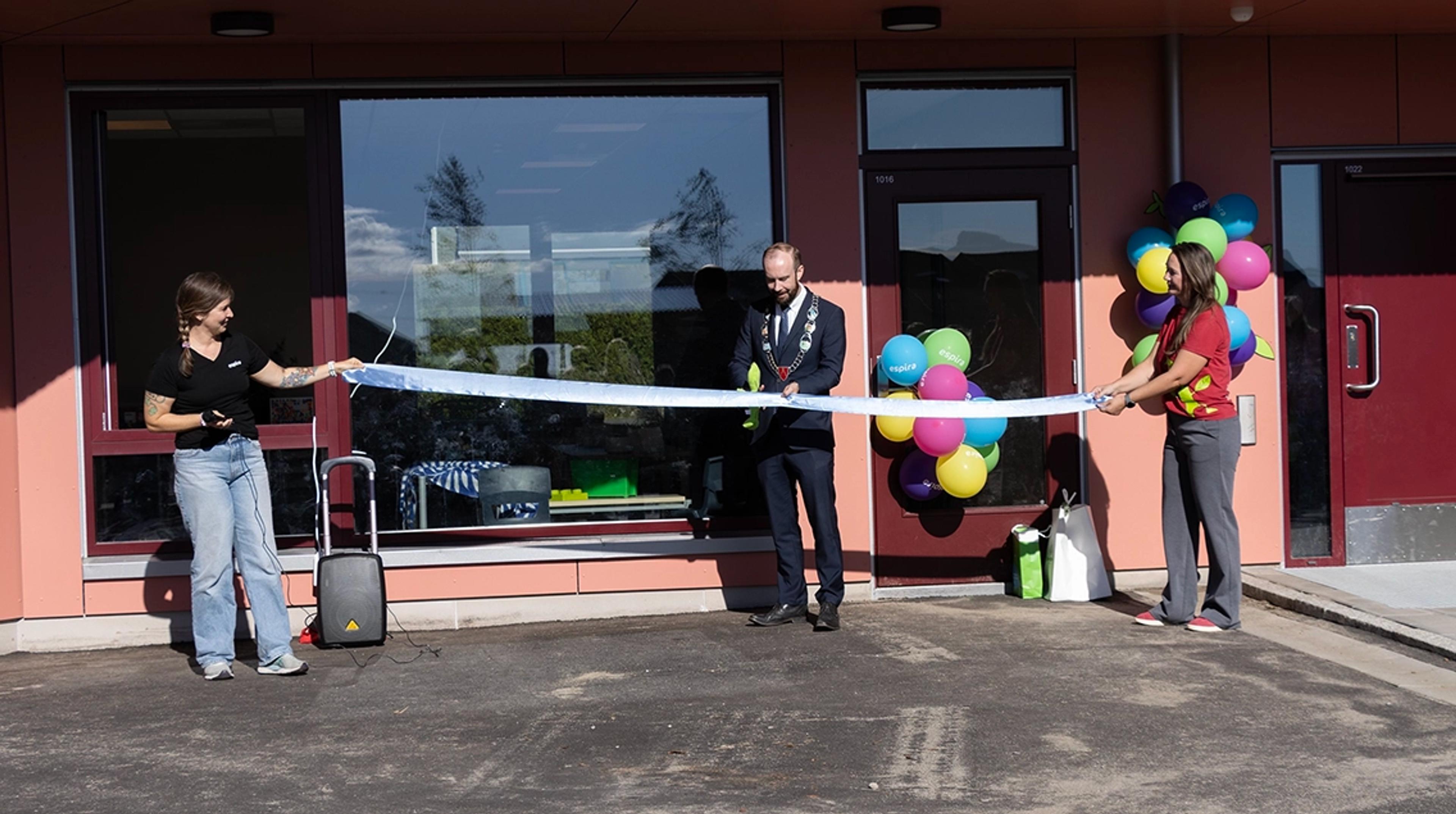 Offisiell åpning av Espira Ryggebyen med ordføreren som klipper båndet foran barnehagen
